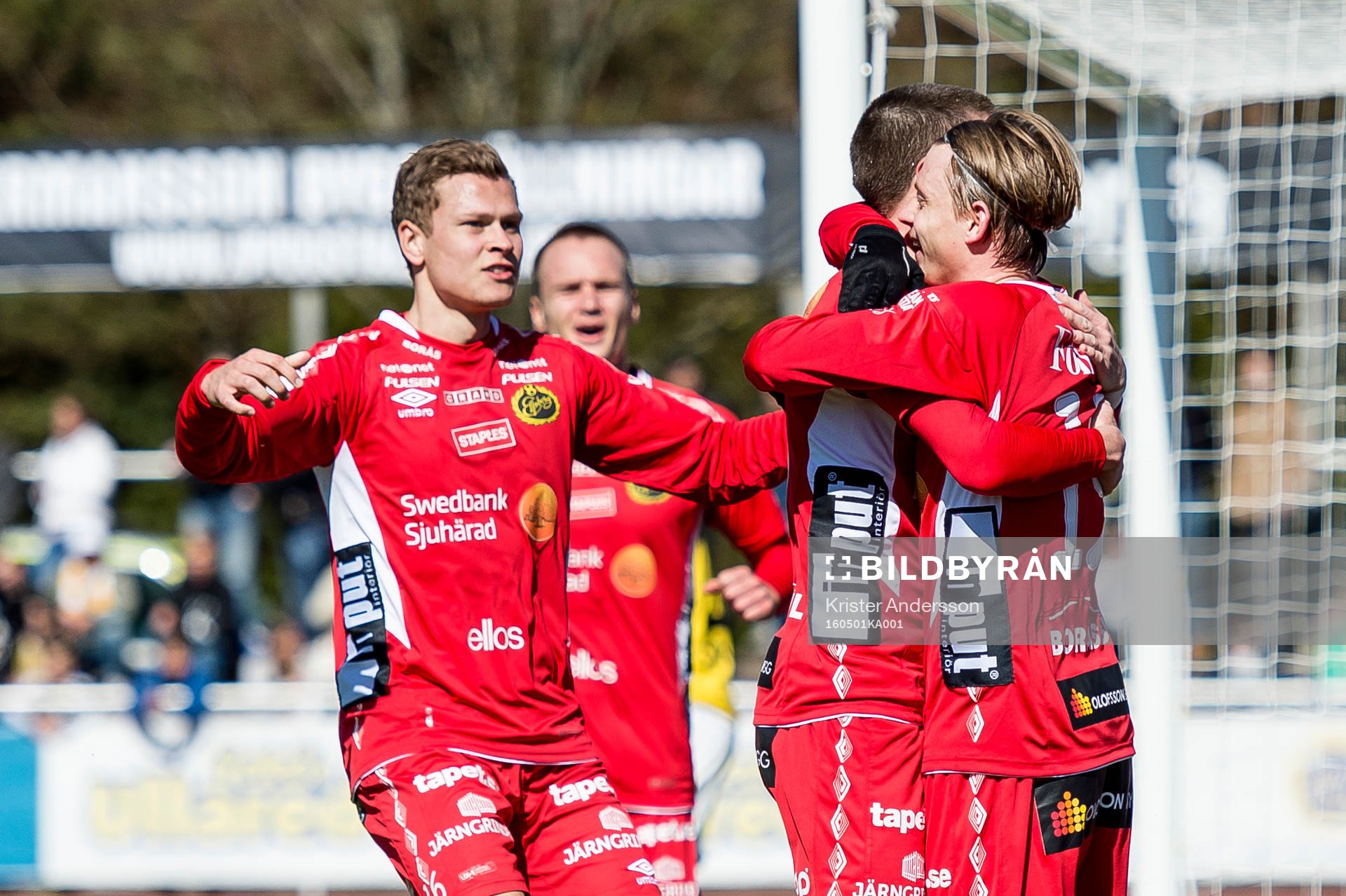 Elfsborgs Simon Hedlund (th) har gjort 0-1 och jublar under fotbollsmatchen i Allsvenskan mellan Falkenberg och Elfsborg den 1 maj 2016 i Falkenberg