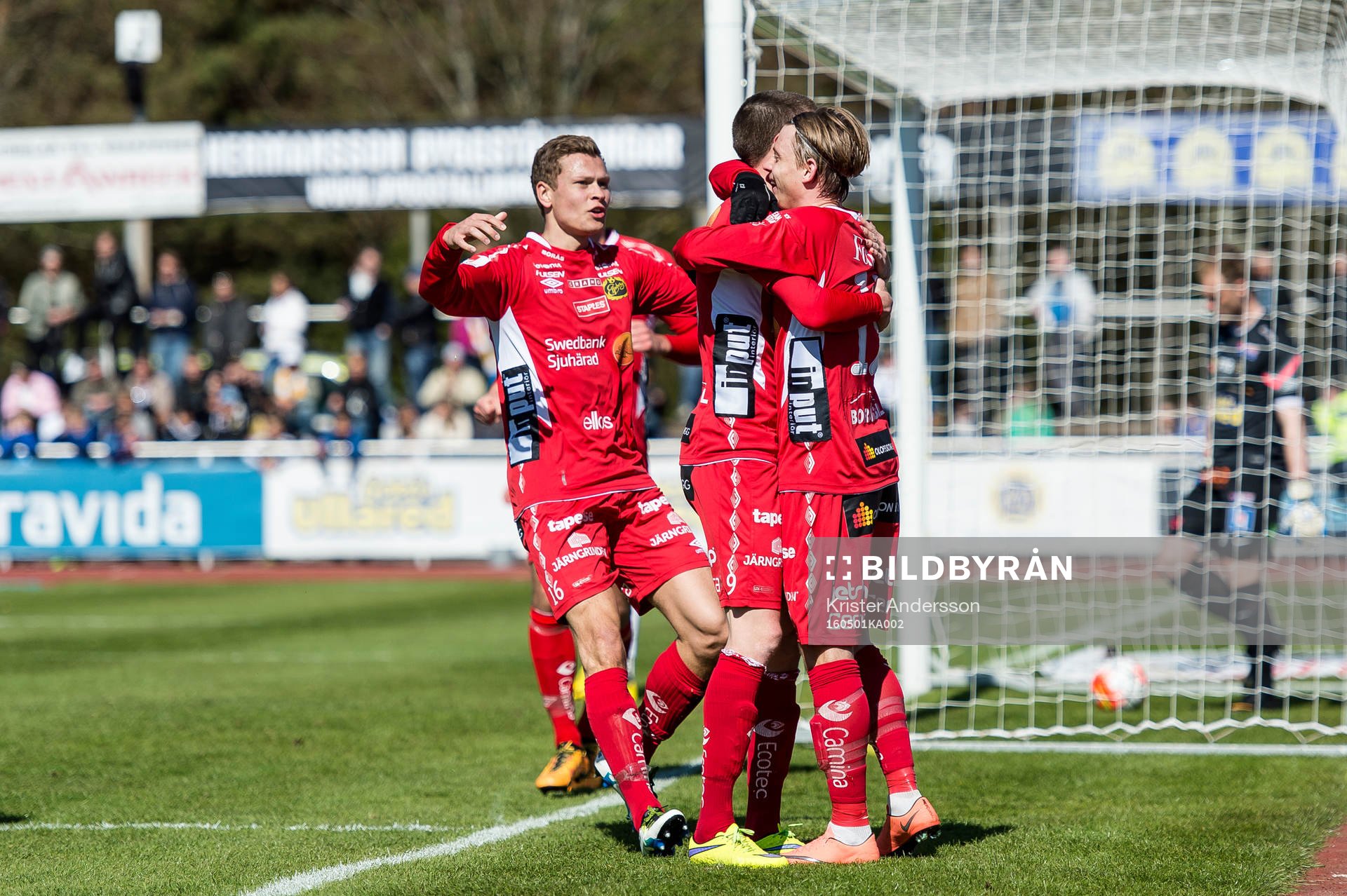 Elfsborgs Simon Hedlund (th) har gjort 0-1 och jublar under fotbollsmatchen i Allsvenskan mellan Falkenberg och Elfsborg den 1 maj 2016 i Falkenberg