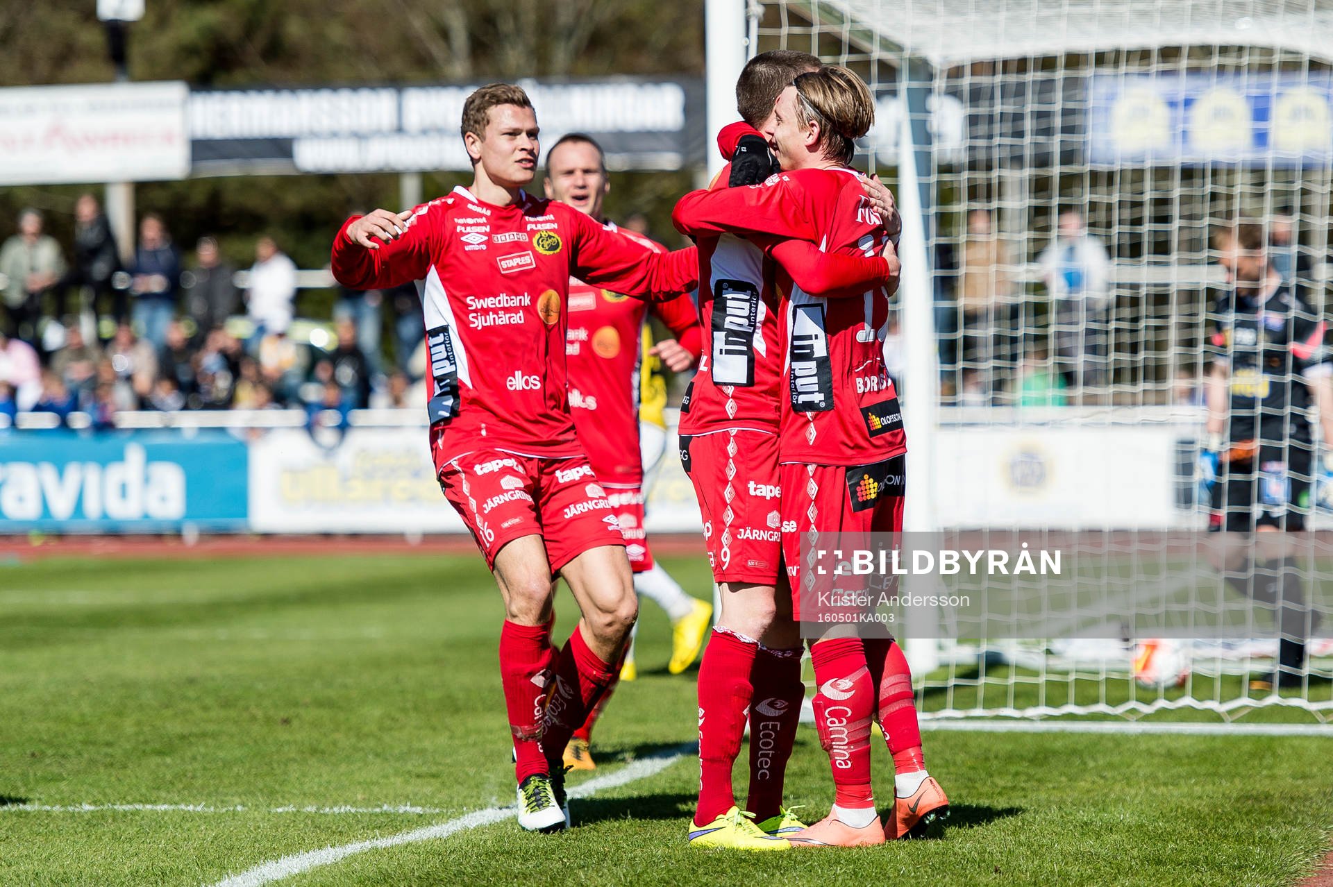 Elfsborgs Simon Hedlund (th) har gjort 0-1 och jublar under fotbollsmatchen i Allsvenskan mellan Falkenberg och Elfsborg den 1 maj 2016 i Falkenberg