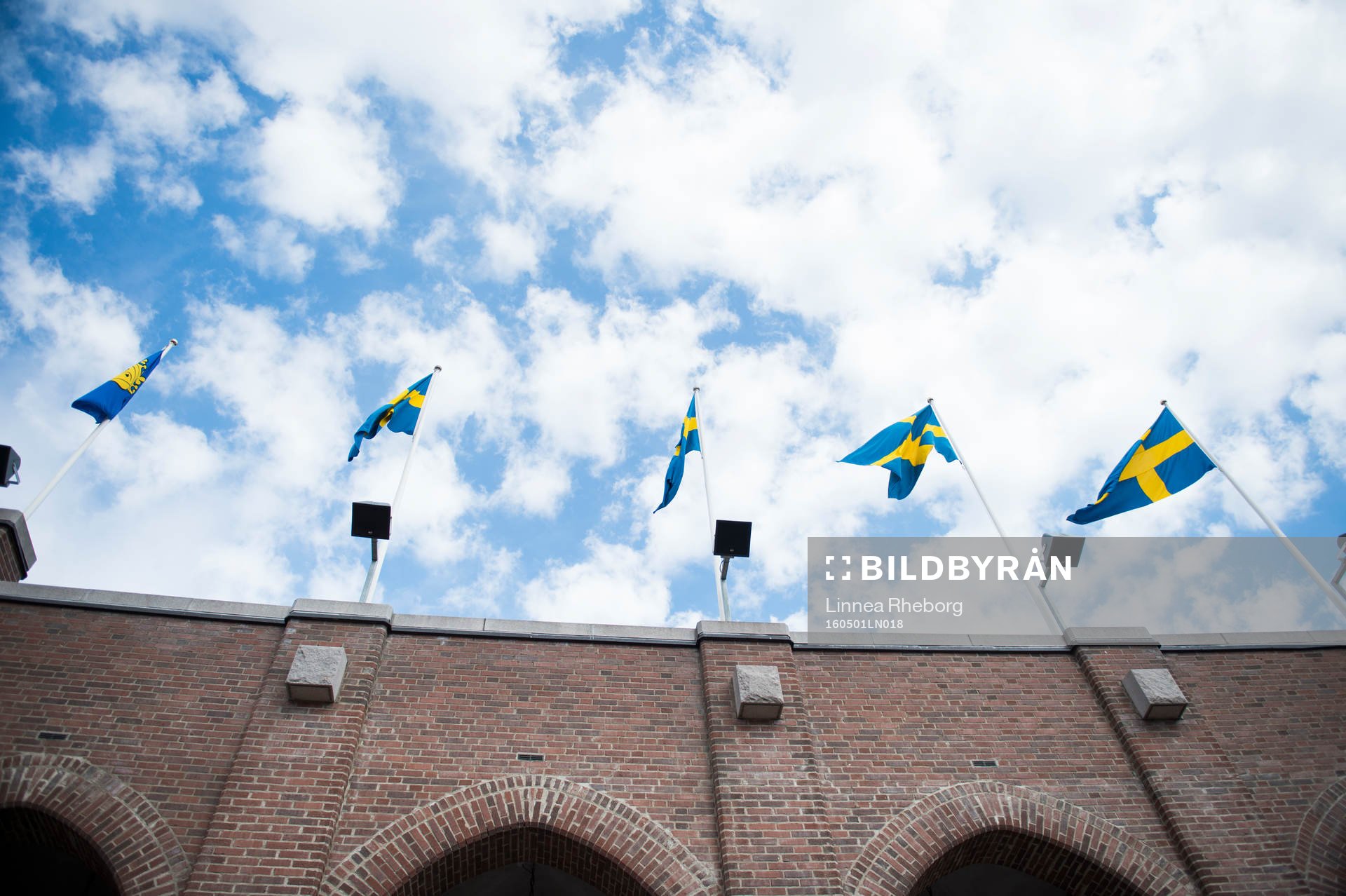 Sveriges flaggor är hissade på Stadion