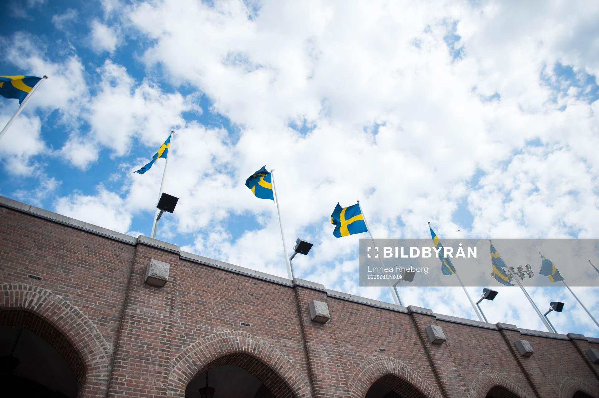 Sveriges flaggor är hissade på Stadion
