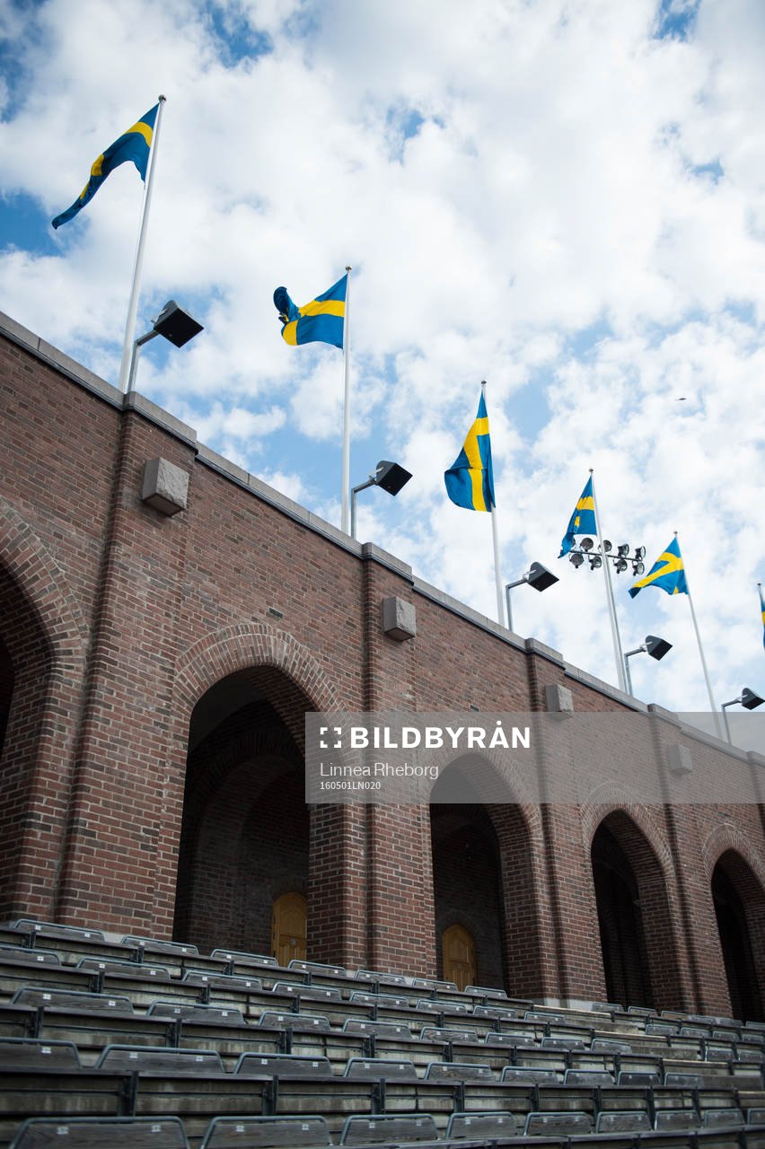 Sveriges flaggor är hissade på Stadion