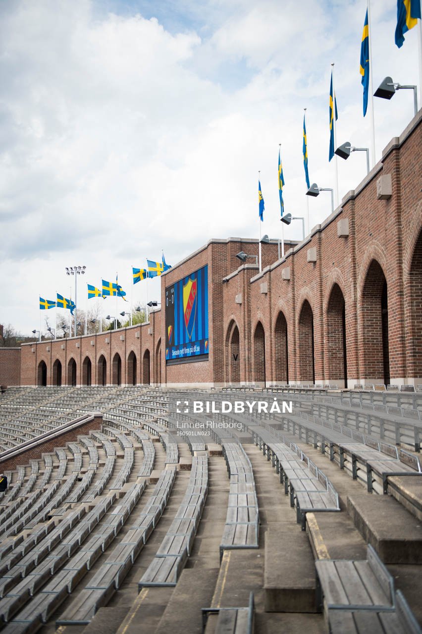 Sveriges flaggor är hissade på Stadion