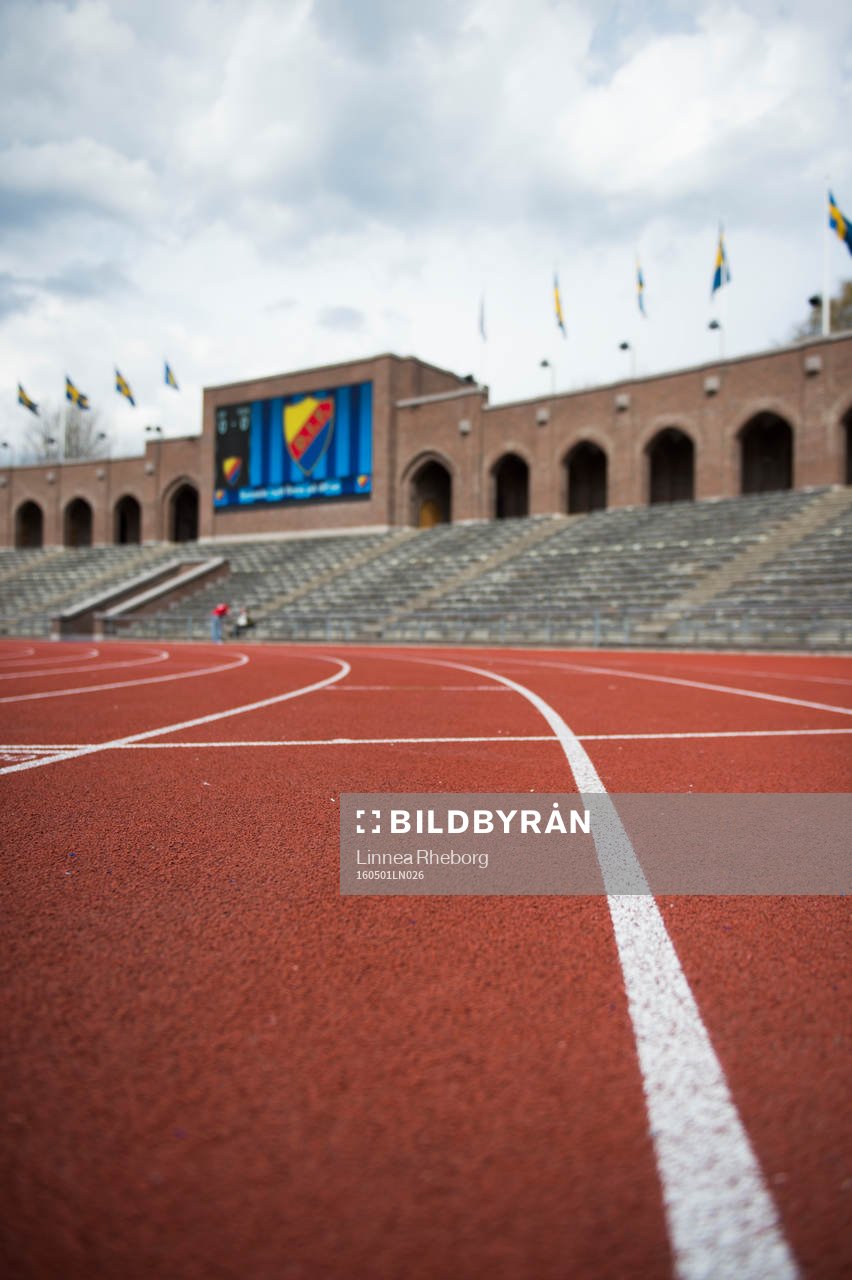 Sveriges flaggor är hissade på Stadion