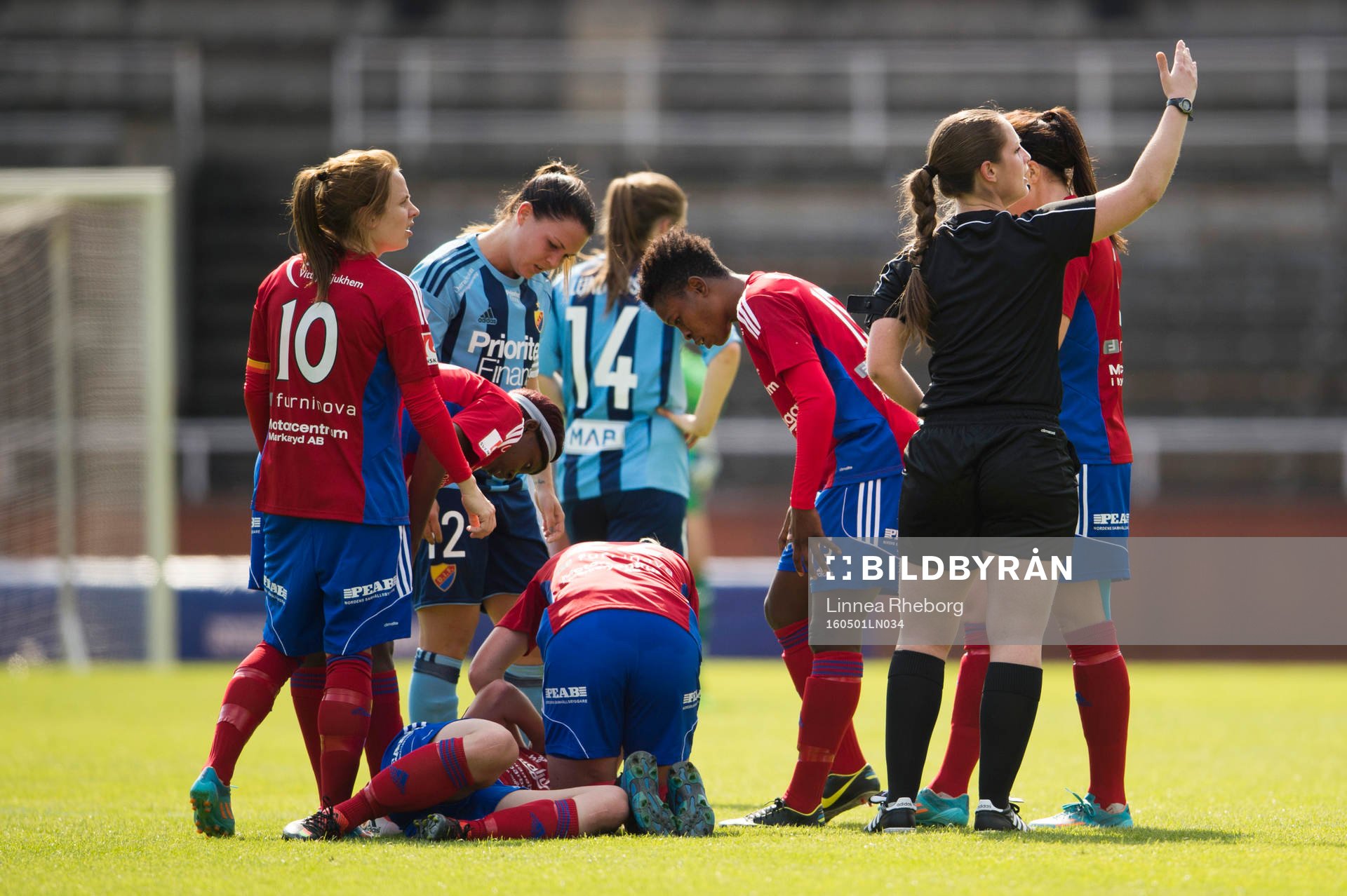 Domare Alicia Westman kallar på läkare under fotbollsmatchen i Damallsvenskan mellan Djurgården och Vittsjö den 1 maj i Stockholm.