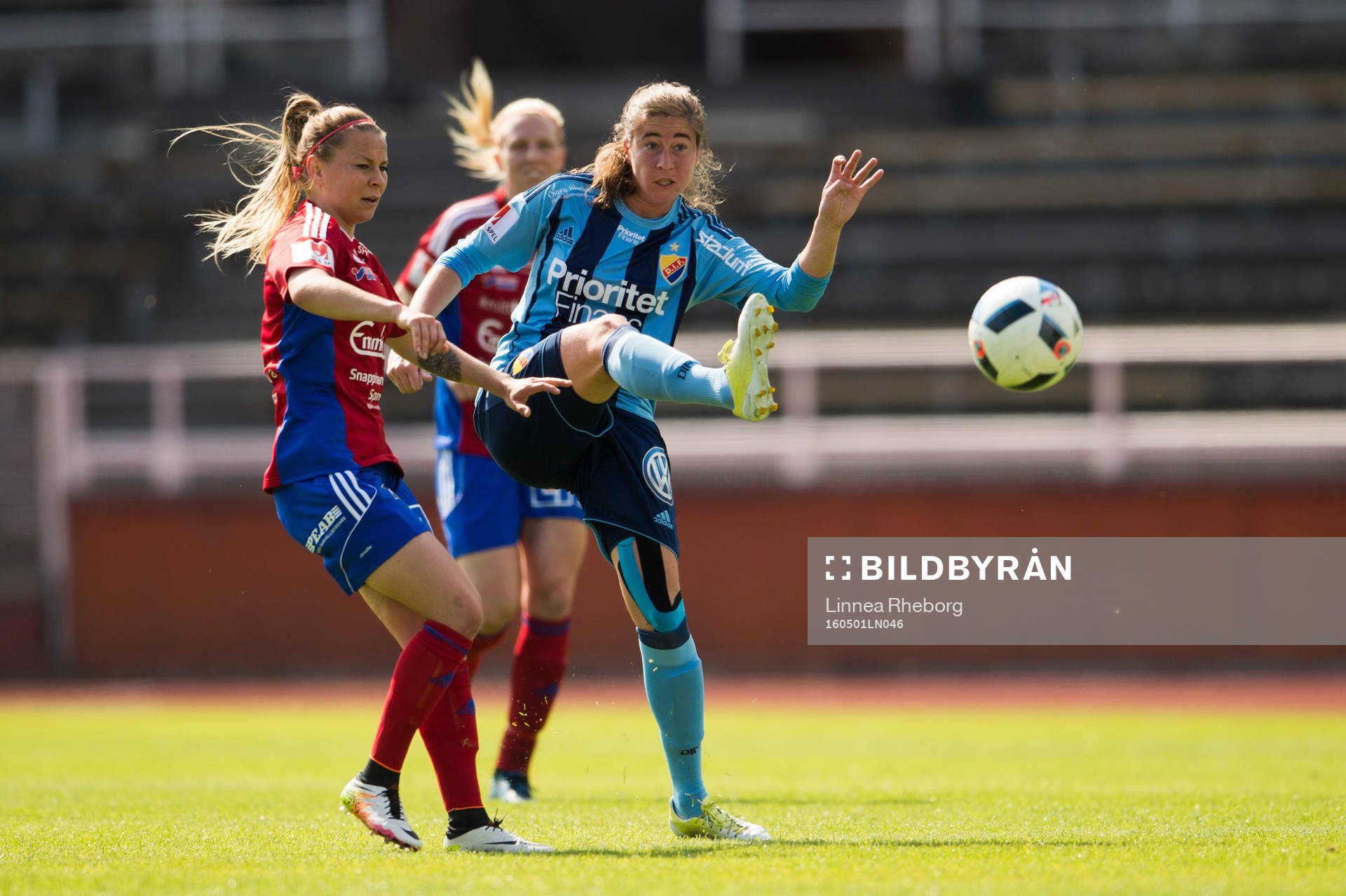 Djurgårdens Carolina Mendes och Vittsjös Emmi Alanen i