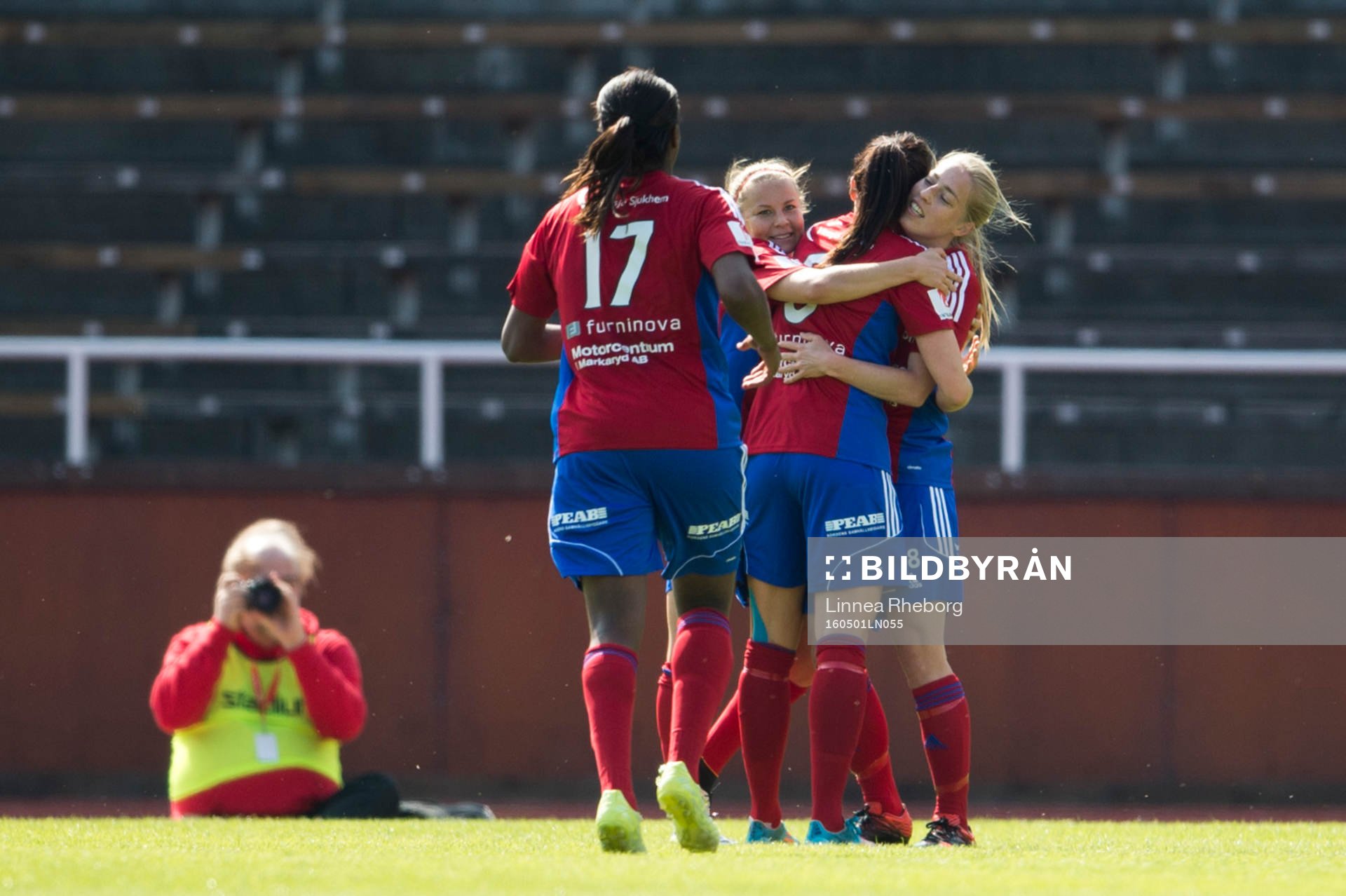 Vittsjös Linda Sällström blir omkramad av lagkamraterna efter att ha gjort 1-1 under fotbollsmatchen i Damallsvenskan mellan Djurgården och Vittsjö den 1 maj i Stockholm.