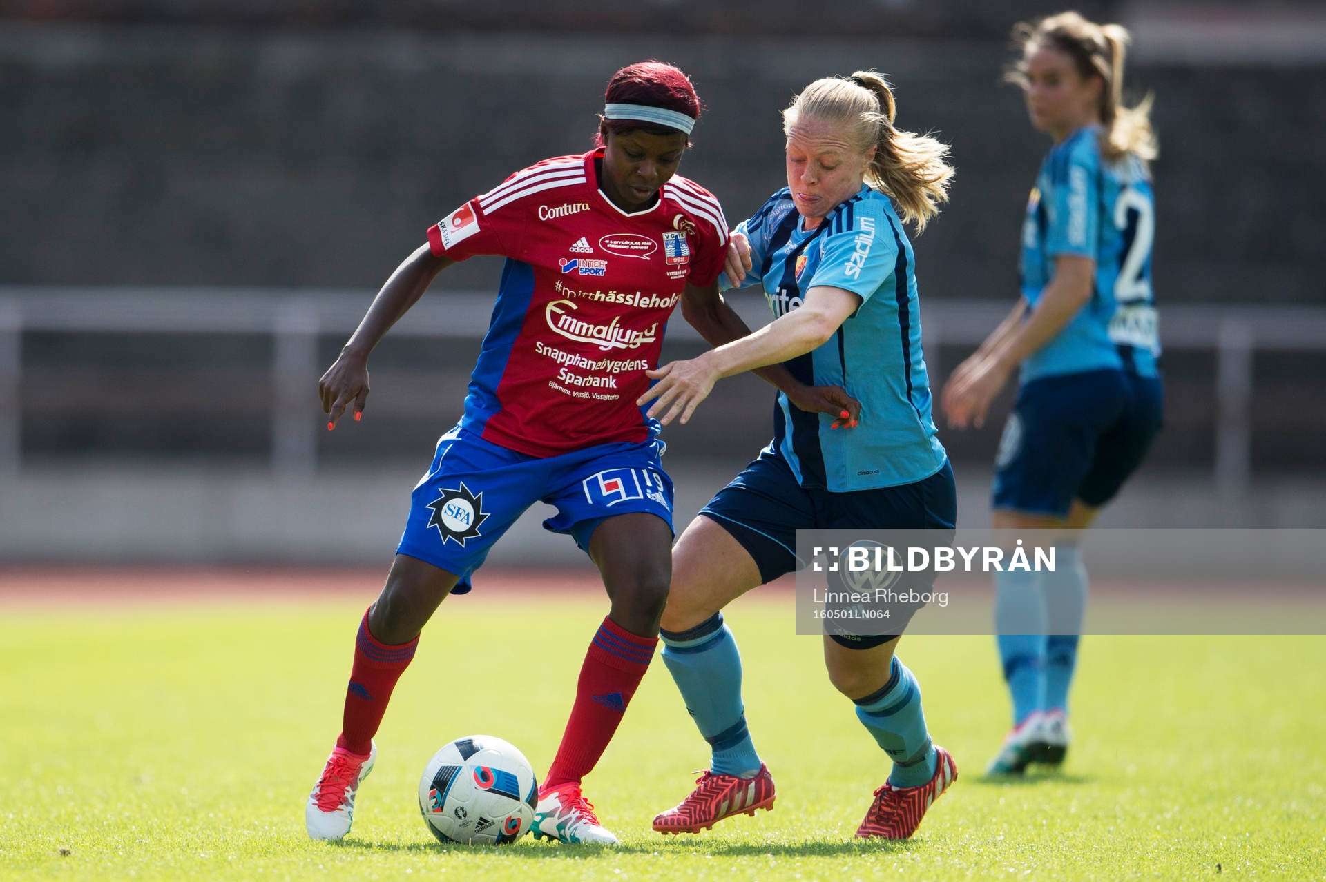 Vittsjös Ngozi Okobi och Djurgårdens Mia Jalkerud i kamp om bollen under fotbollsmatchen i Damallsvenskan mellan Djurgården och Vittsjö den 1 maj i Stockholm.