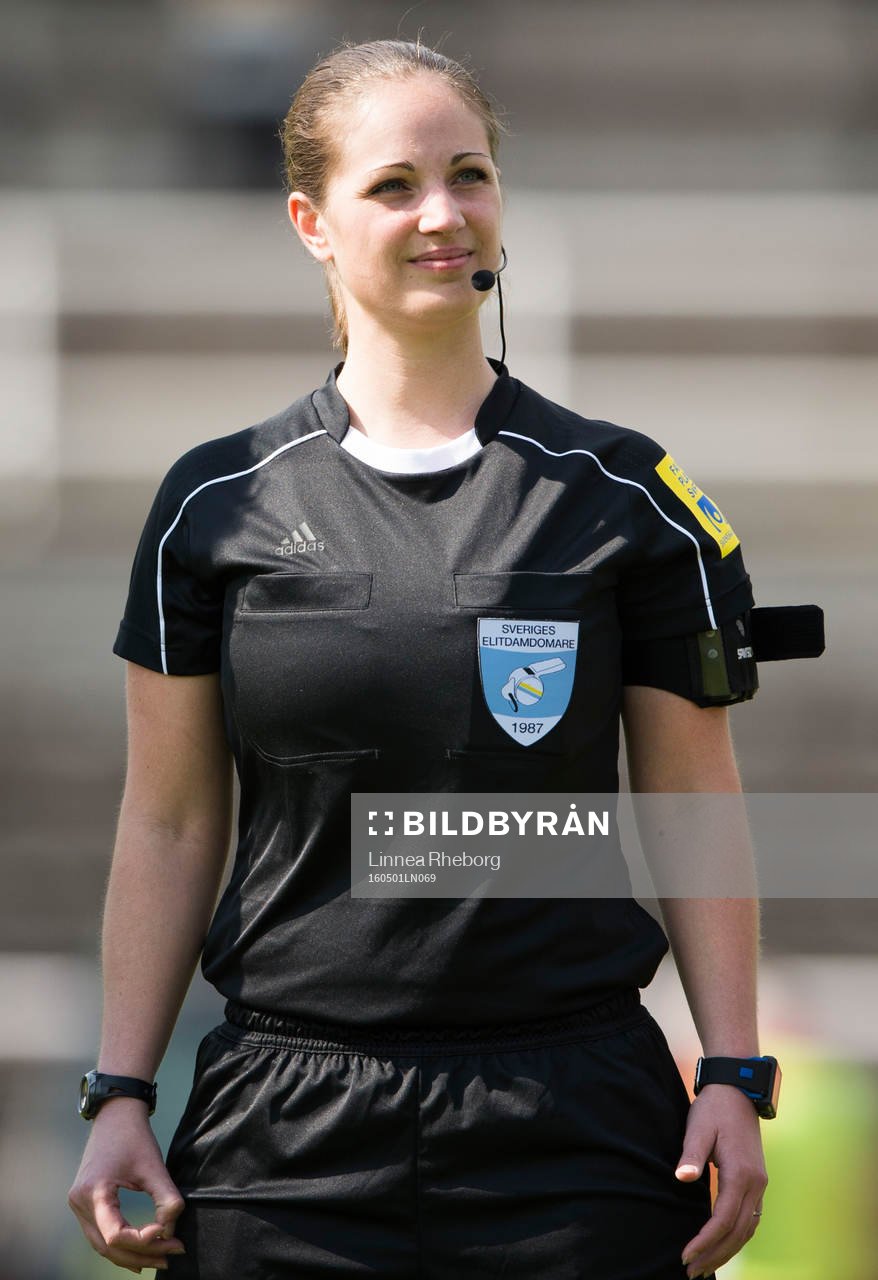 Domare Alicia Westman under fotbollsmatchen i Damallsvenskan mellan Djurgården och Vittsjö den 1 maj i Stockholm.