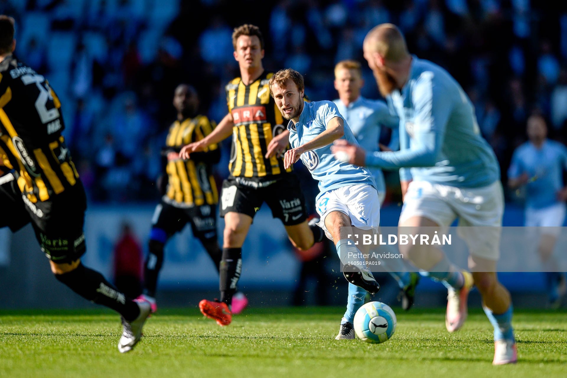 Malmö FFs Magnus Wolff Eikrem spelar bollen mot Jo Inge