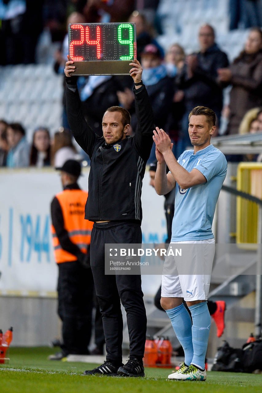 Fjärdedomaren Kaspar Sjöberg visar upp skylten som visar att Malmö FFs tremålsskytt Vidar Örn Kjartansson byts ut till förmån för Markus Rosenberg under fotbollsmatchen i Allsvenskan mellan Malmö FF och Häcken den 1 maj 2016 i Malmö.
