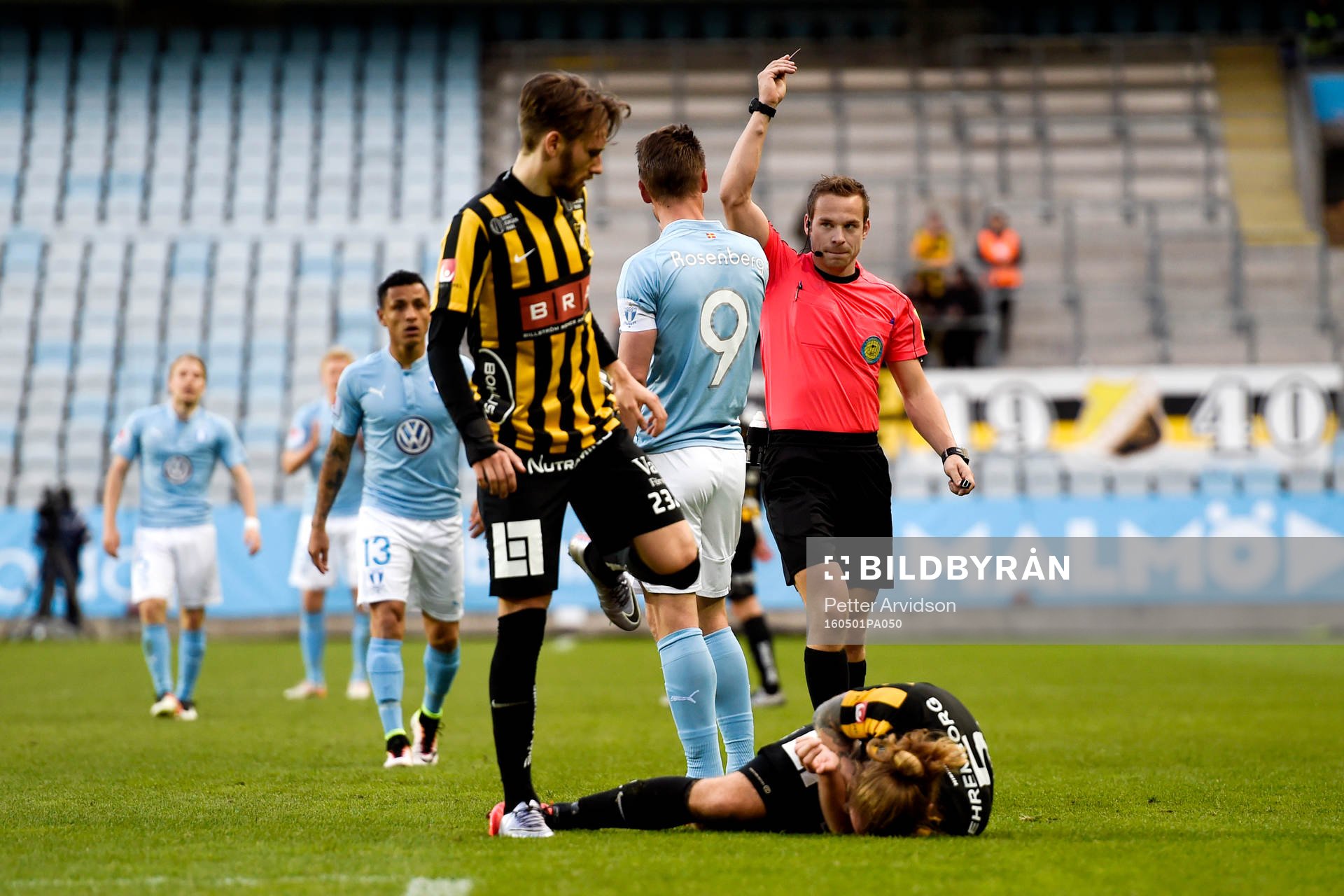 Domaren Kristoffer Karlsson ger Malmö FFs Markus Rosenberg