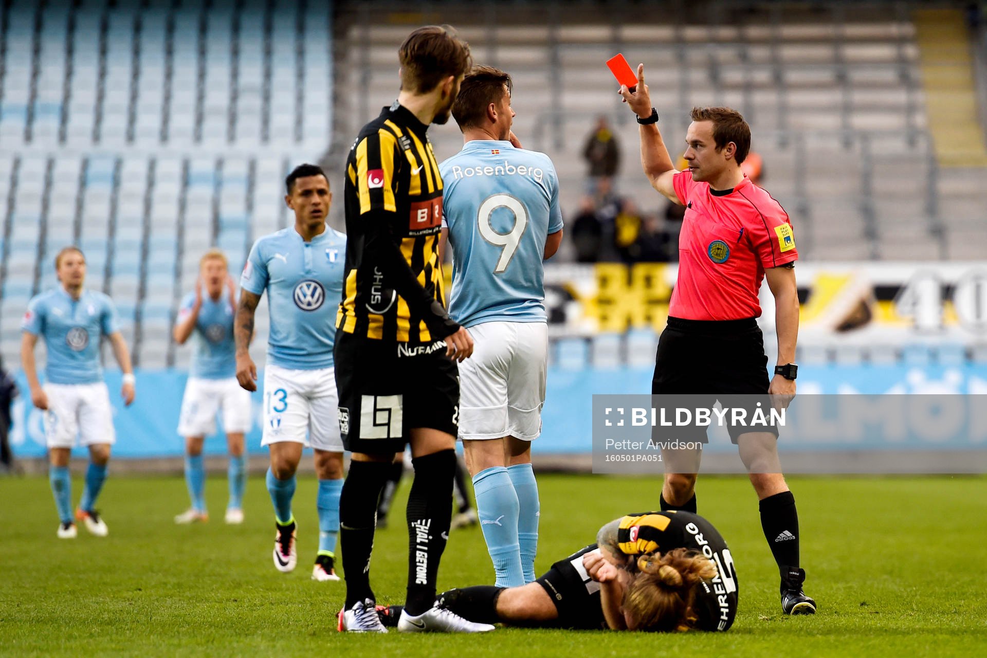Domaren Kristoffer Karlsson ger Malmö FFs Markus Rosenberg