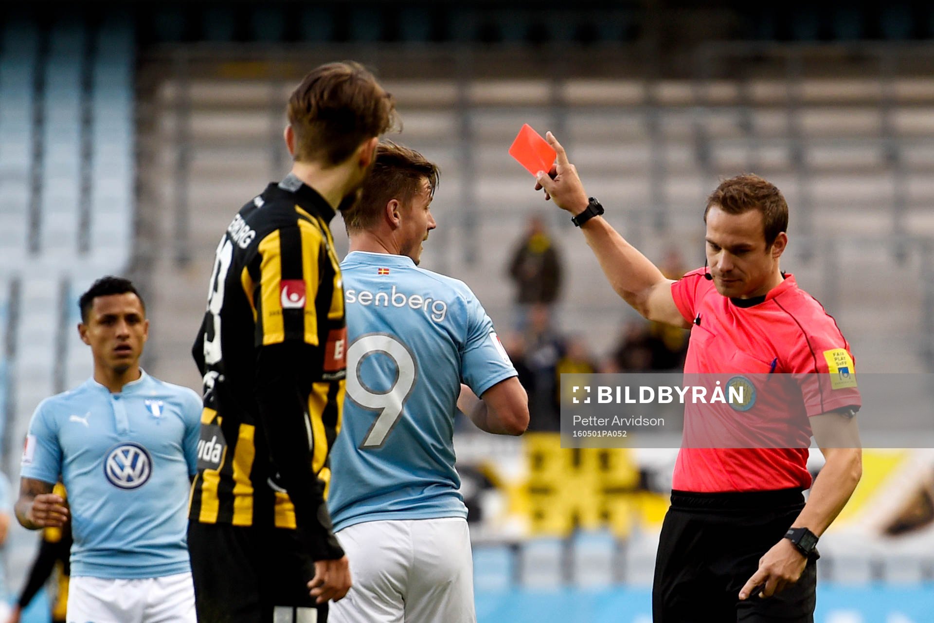 Domaren Kristoffer Karlsson ger Malmö FFs Markus Rosenberg