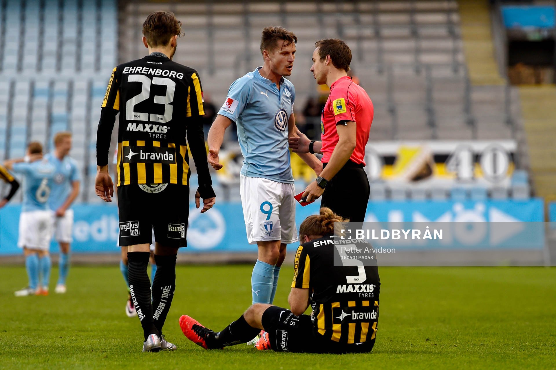 Domaren Kristoffer Karlsson ger Malmö FFs Markus Rosenberg