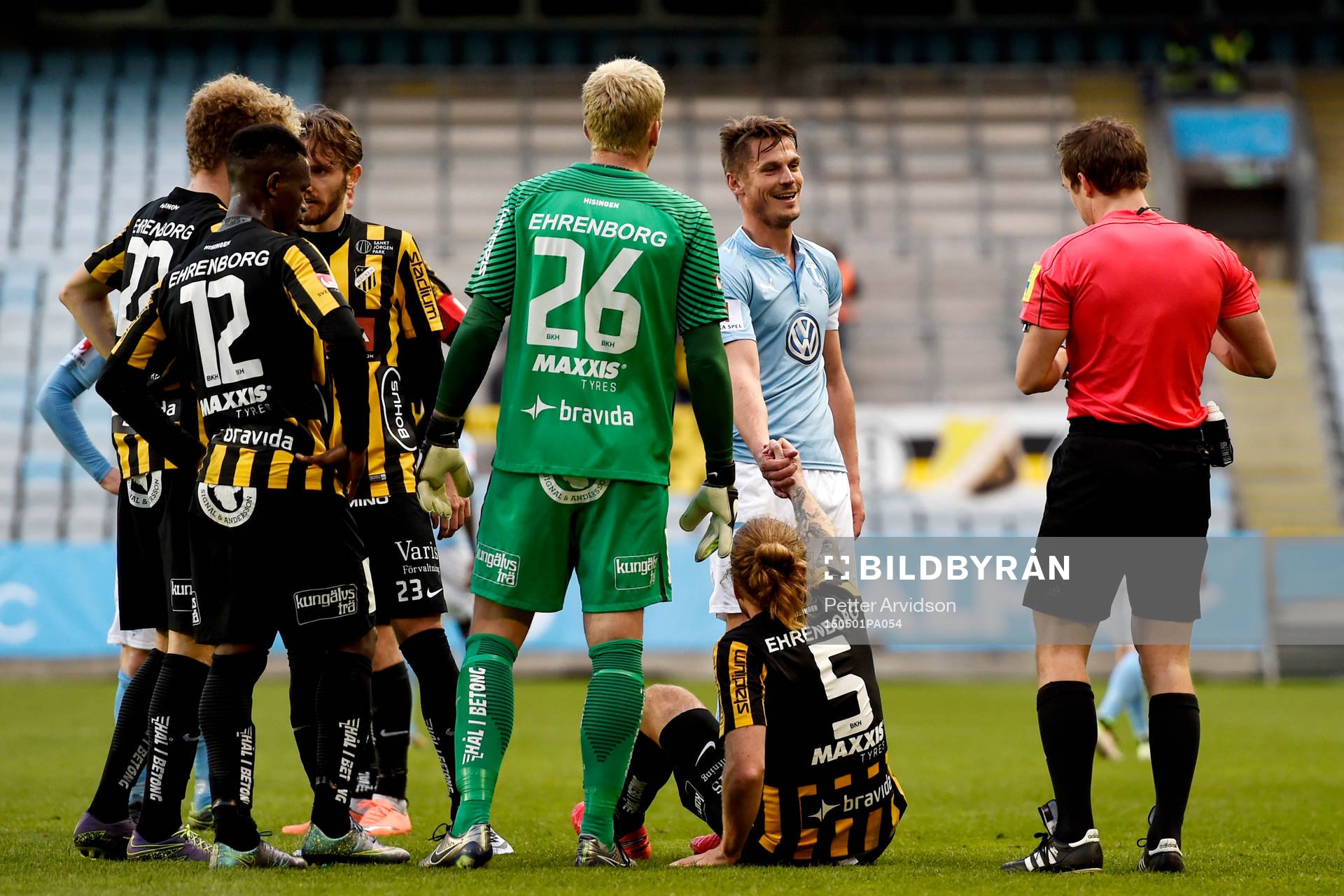Domaren Kristoffer Karlsson ger Malmö FFs Markus Rosenberg