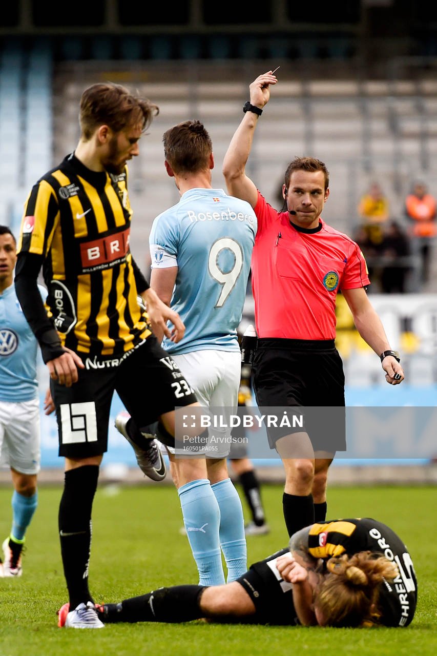 Domaren Kristoffer Karlsson ger Malmö FFs Markus Rosenberg