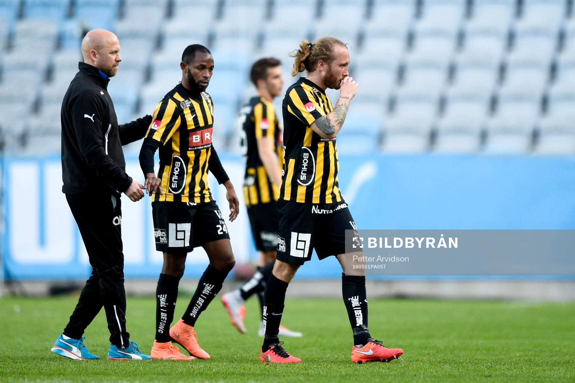 Häckens René Makondele och Emil Wahlström deppar