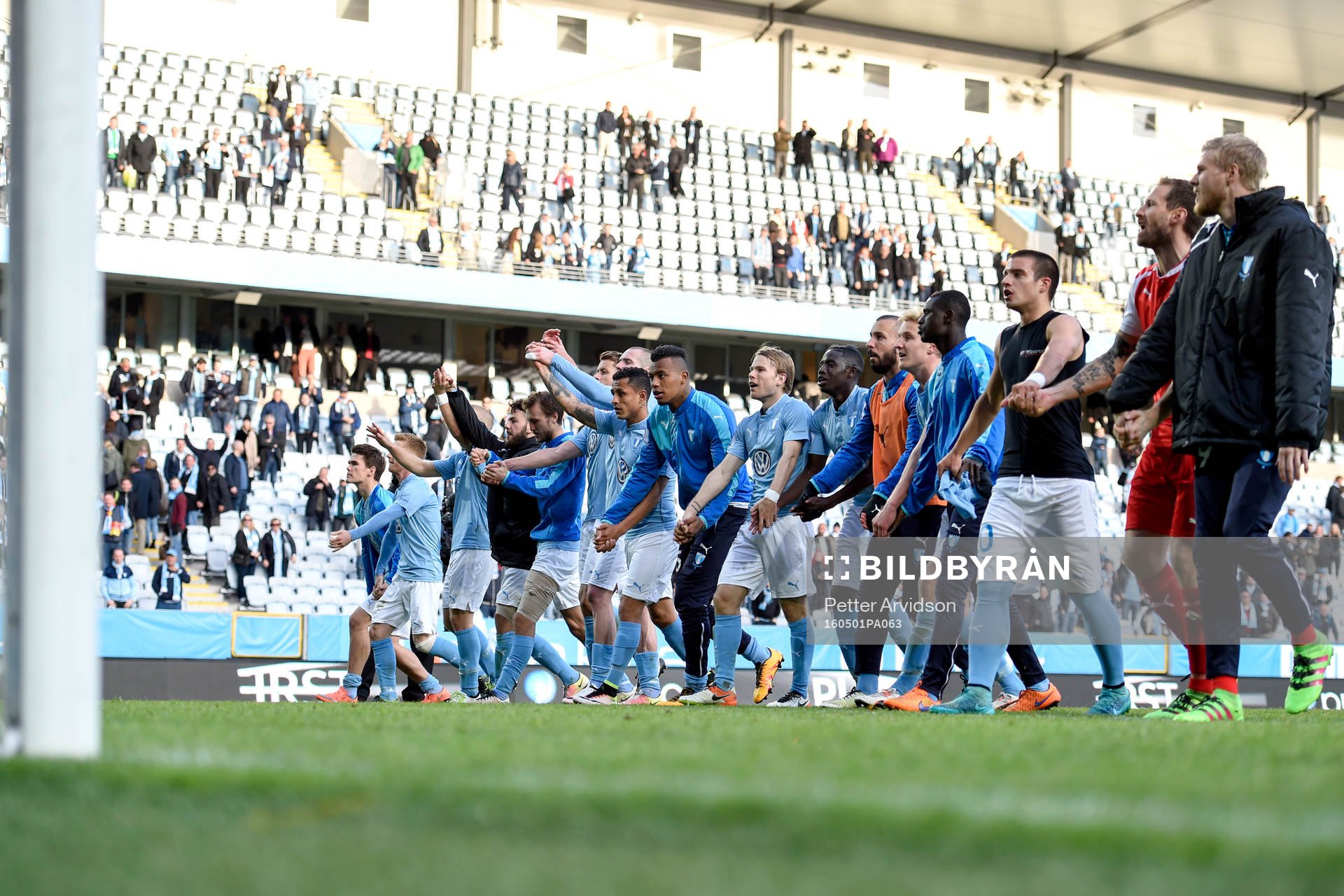 Malmö FFs spelare jublar mot publiken