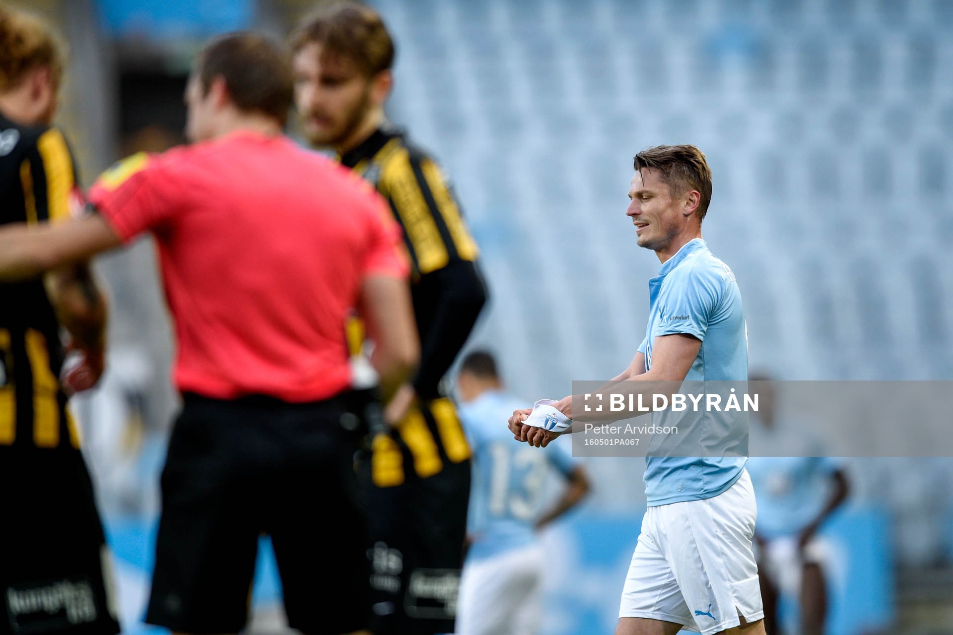 Malmö FFs Markus Rosenberg tar av sig kaptensbindeln
