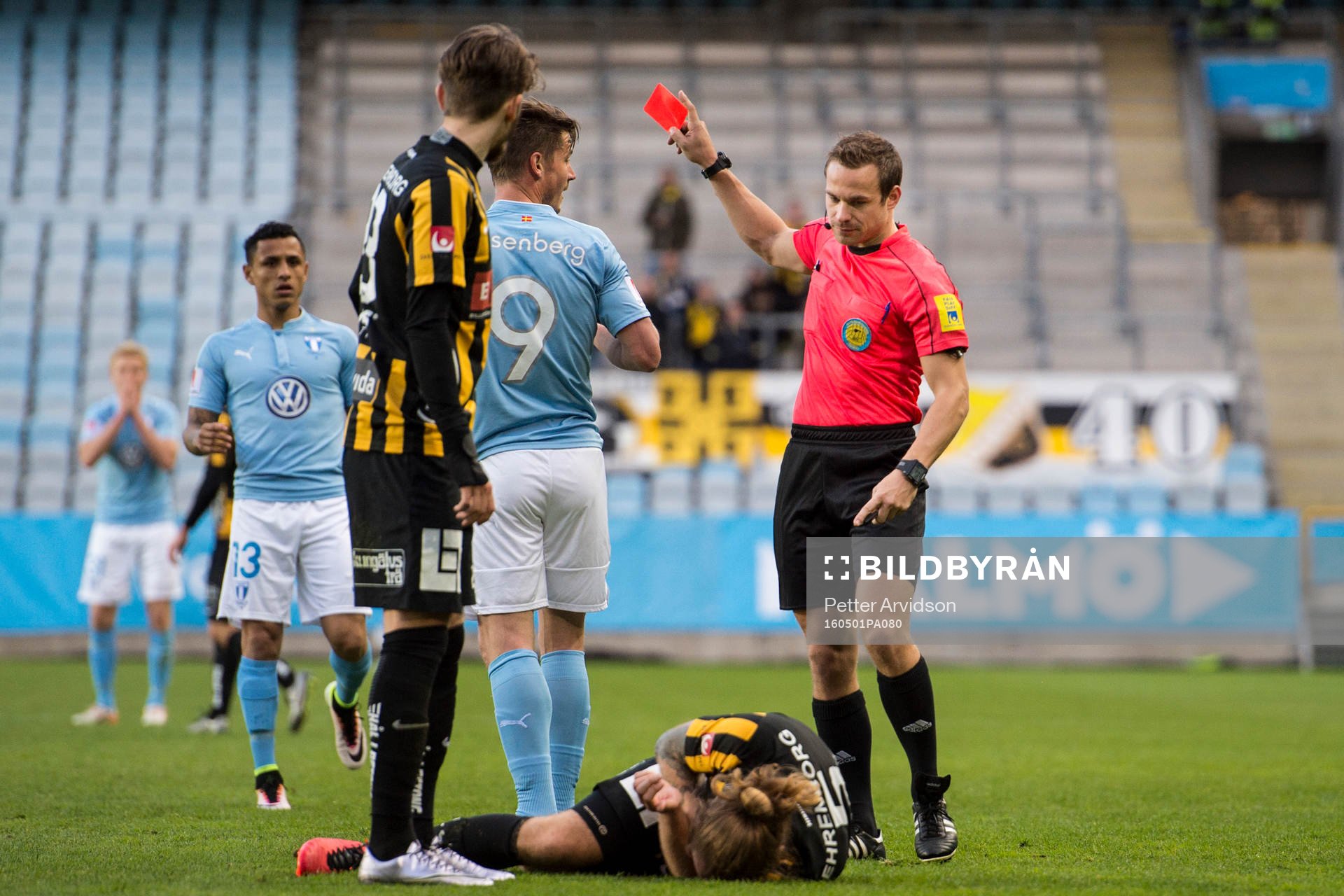 Malmö FFs Markus Rosenberg får rött kort av domare