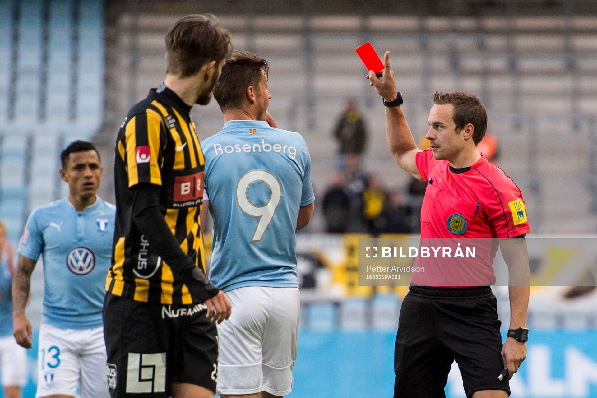 Malmö FFs Markus Rosenberg får rött kort av domare