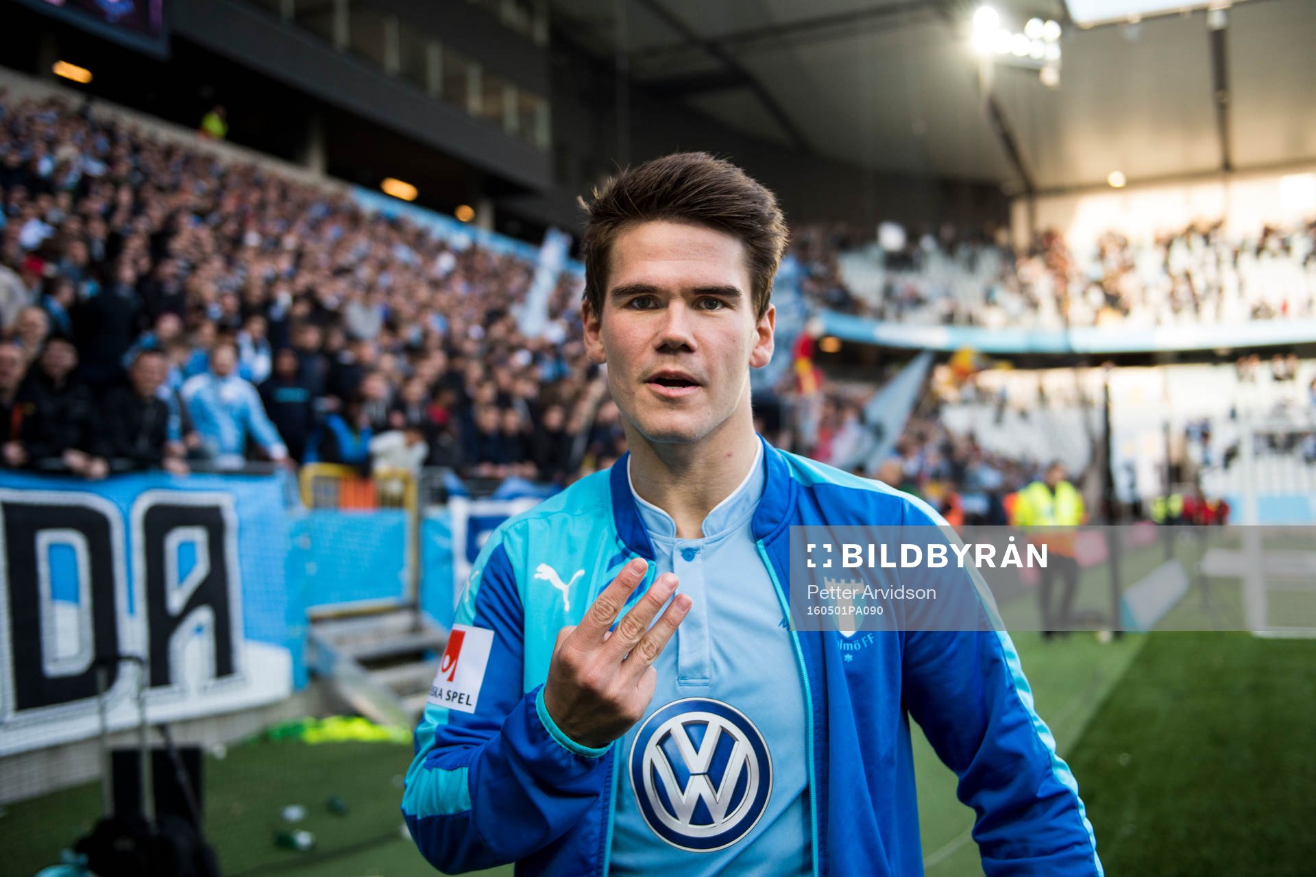 Malmö FFs tremålsskytt Vidar Örn Kjartansson håller upp tre fingrar för att symboliserar sitt hattrick och slutresultatet 3-0 efter fotbollsmatchen i Allsvenskan mellan Malmö FF och Häcken den 1 maj 2016 i Malmö.
