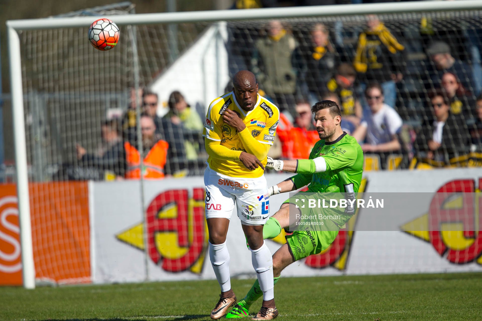 Falkenbergs Hakeem Araba och Elfsborgs målvakt Kevin Stuhr
