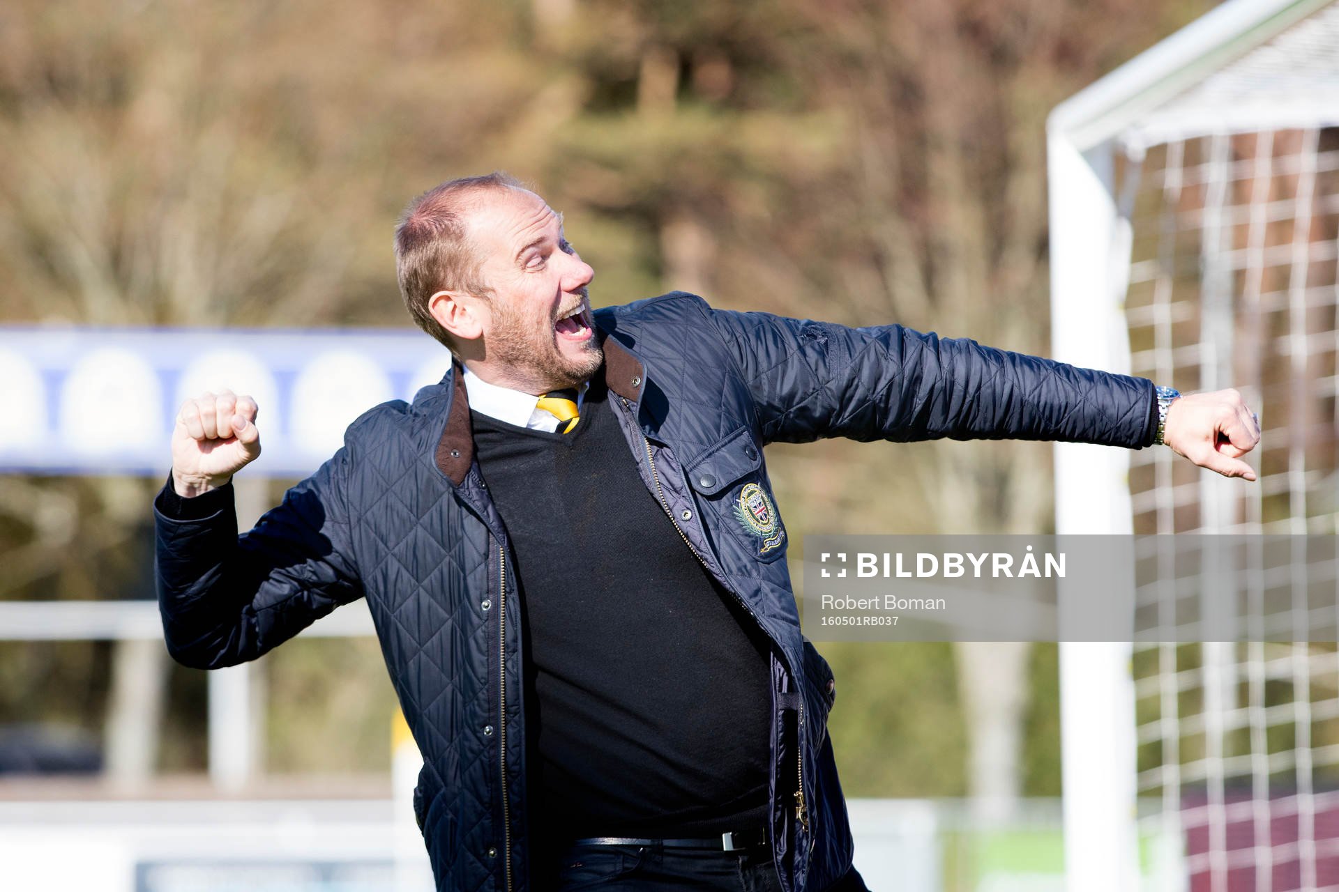 Elfsborgs manager Magnus Haglund jublar efter fotbollsmatchen i Allsvenskan mellan Falkenberg och Elfsborg den 1 maj 2016 i Falkenberg