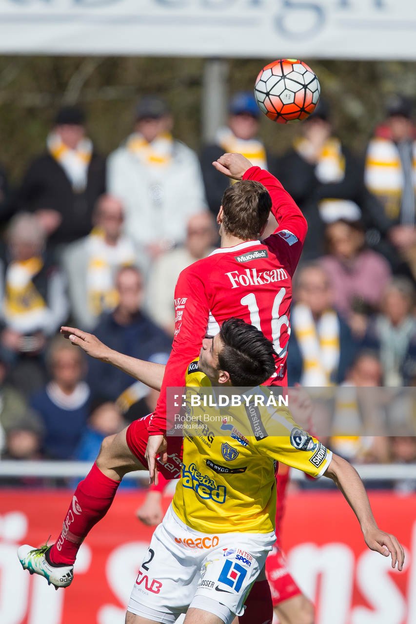 Elfsborgs Viktor Claesson (med ryggen i bild) och