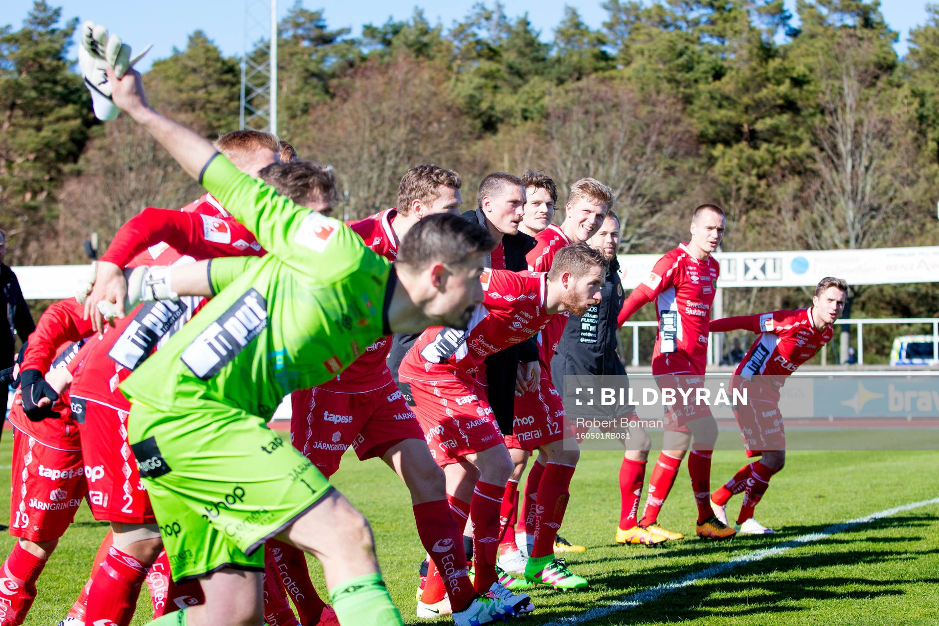 Elfsborgs spelare jublar efter fotbollsmatchen i Allsvenskan mellan Falkenberg och Elfsborg den 1 maj 2016 i Falkenberg