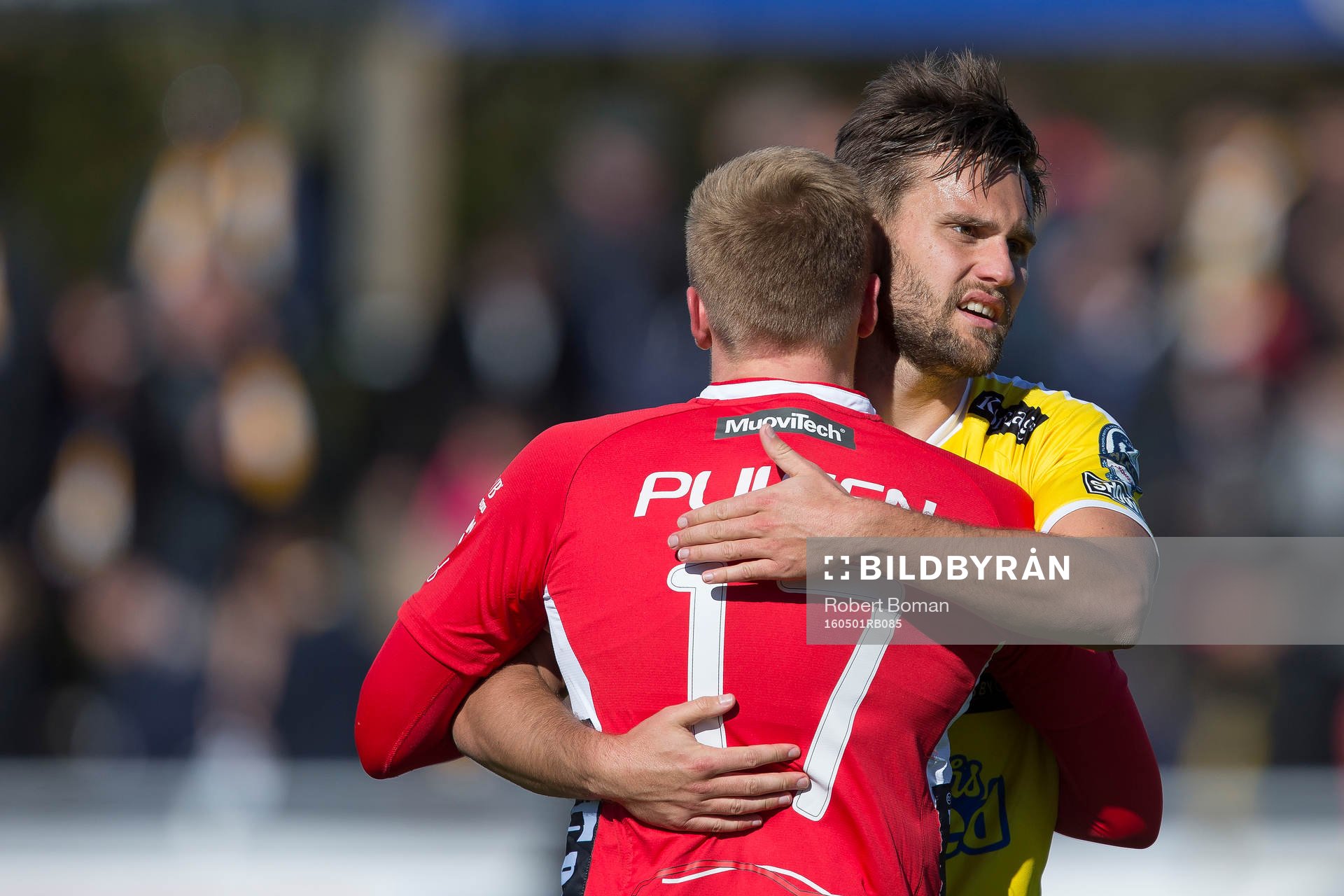 Elfsborgs Per Frick (med ryggen i bild) och Falkenbergs