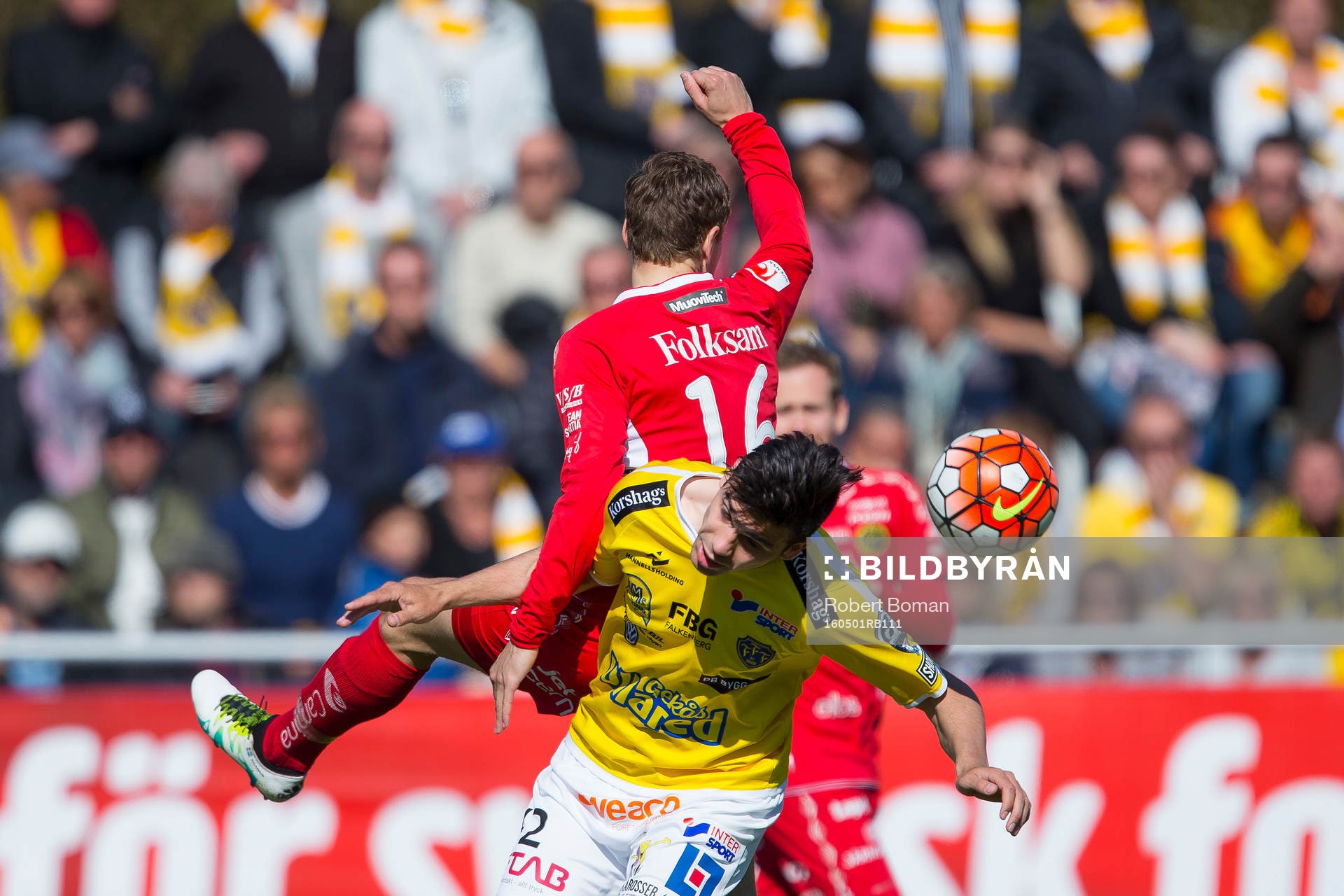 Elfsborgs Viktor Claesson (med ryggen i bild) och