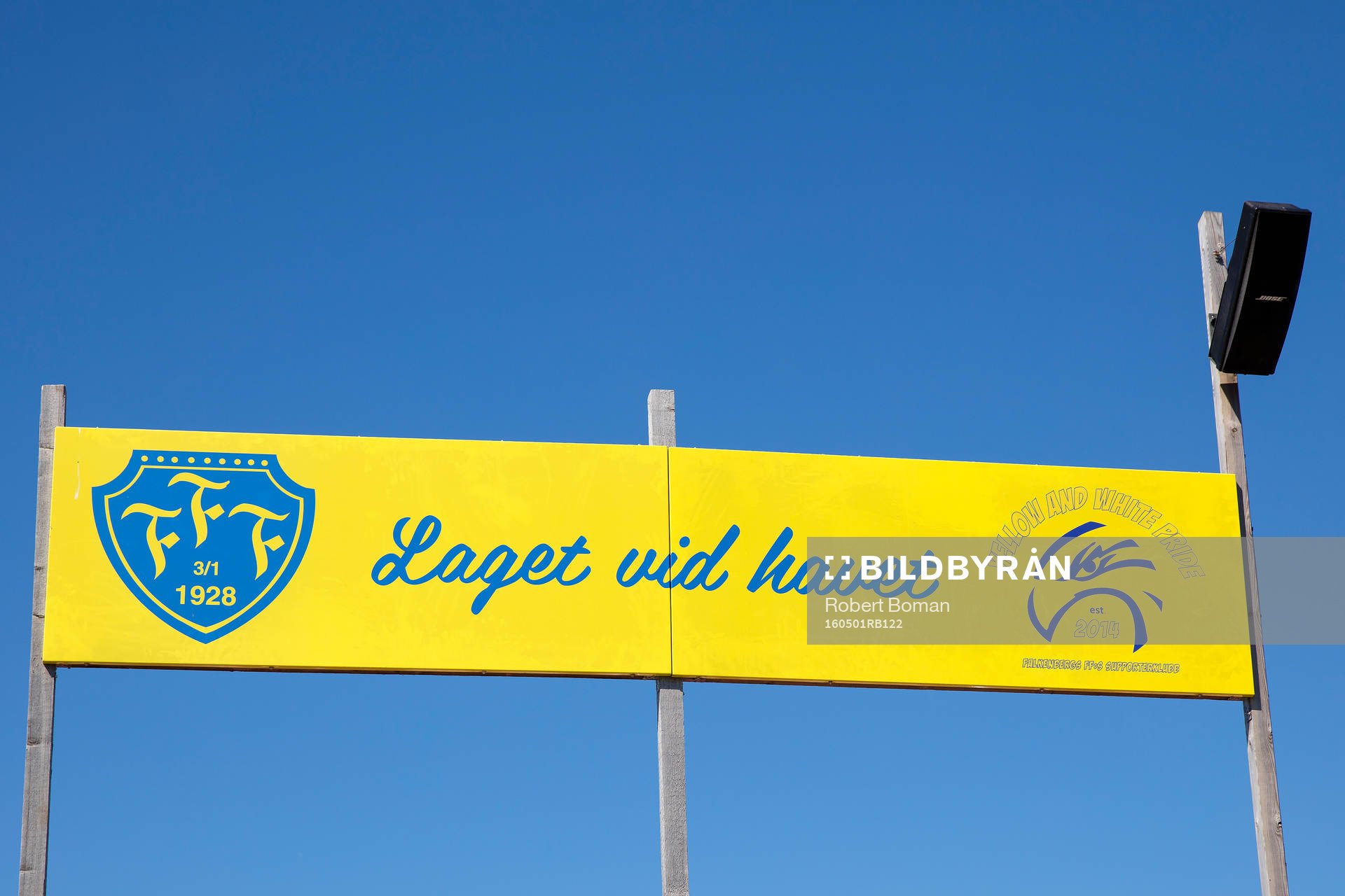 Högtalare och supporterskylt