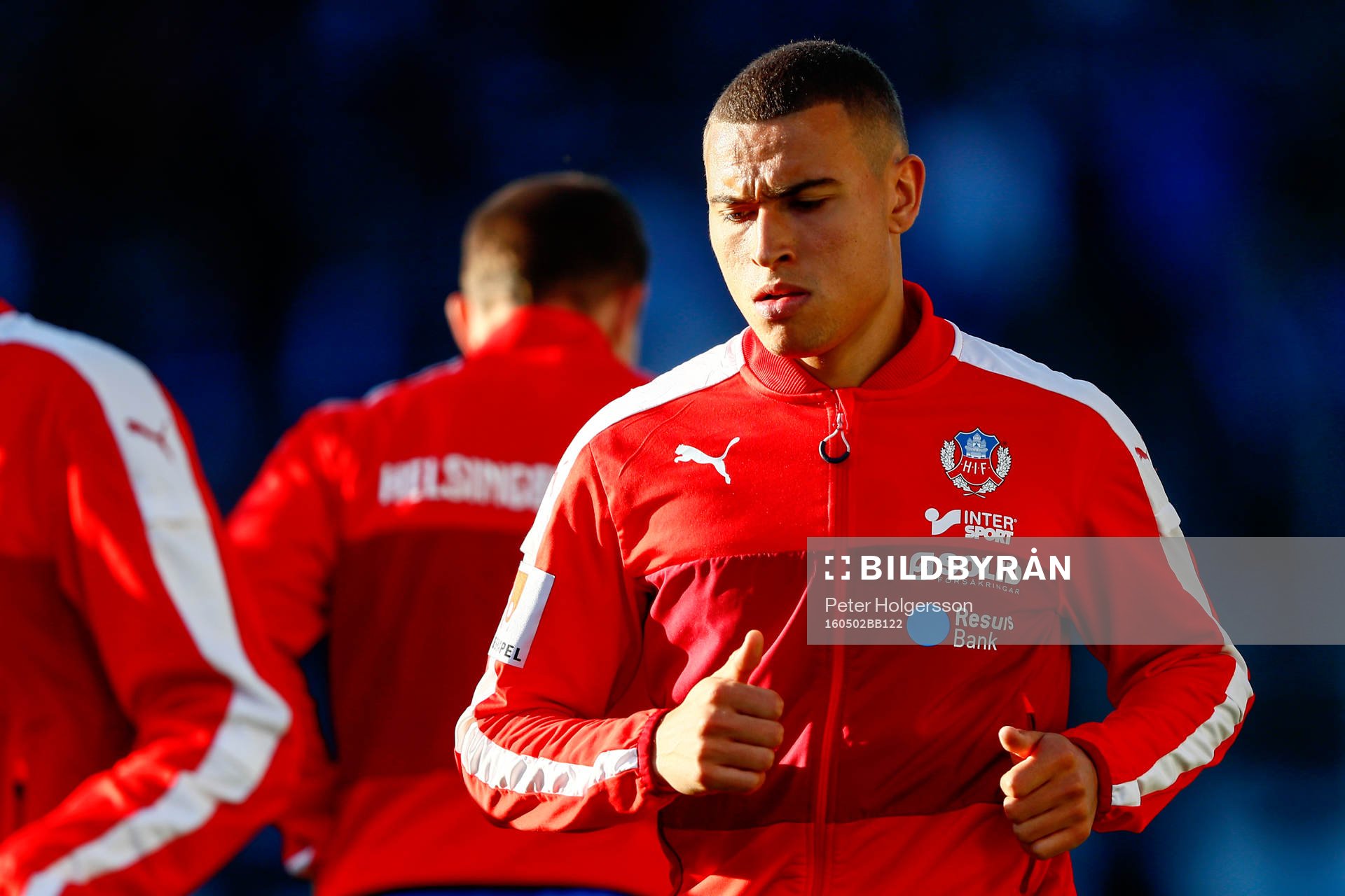 Helsingborgs Jordan Larsson värmer upp