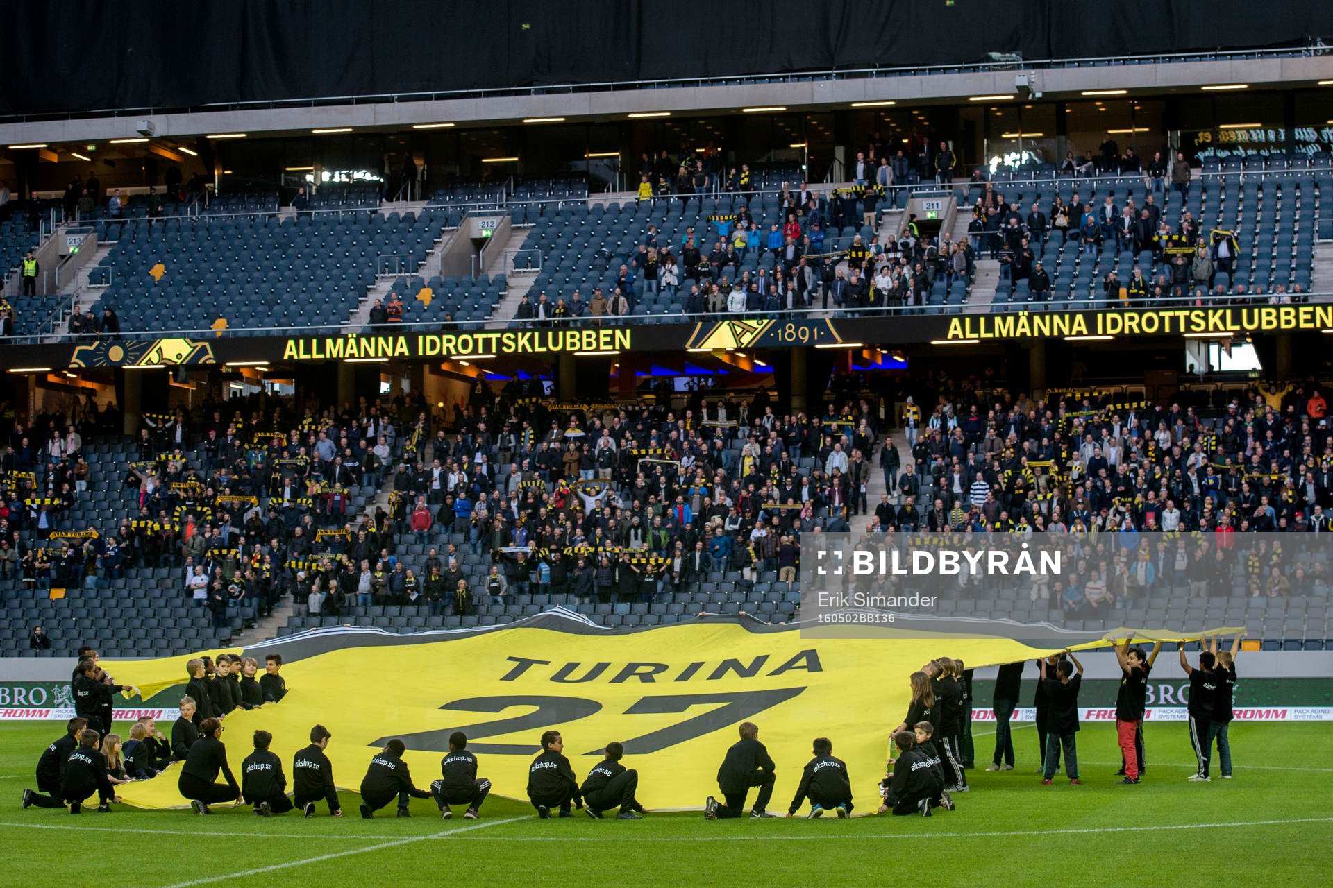 s Ivan Turina hyllades innan fotbollsmatchen i Allsvenskan