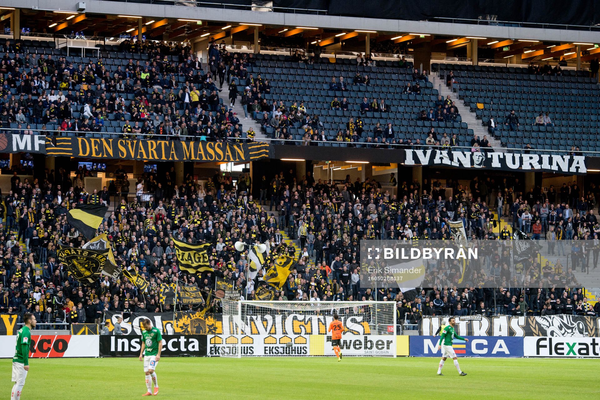 AIK:s Ivan Turina hyllades innan fotbollsmatchen i Allsvenskan mellan AIK och Jönköping den 2 maj i Stockholm.