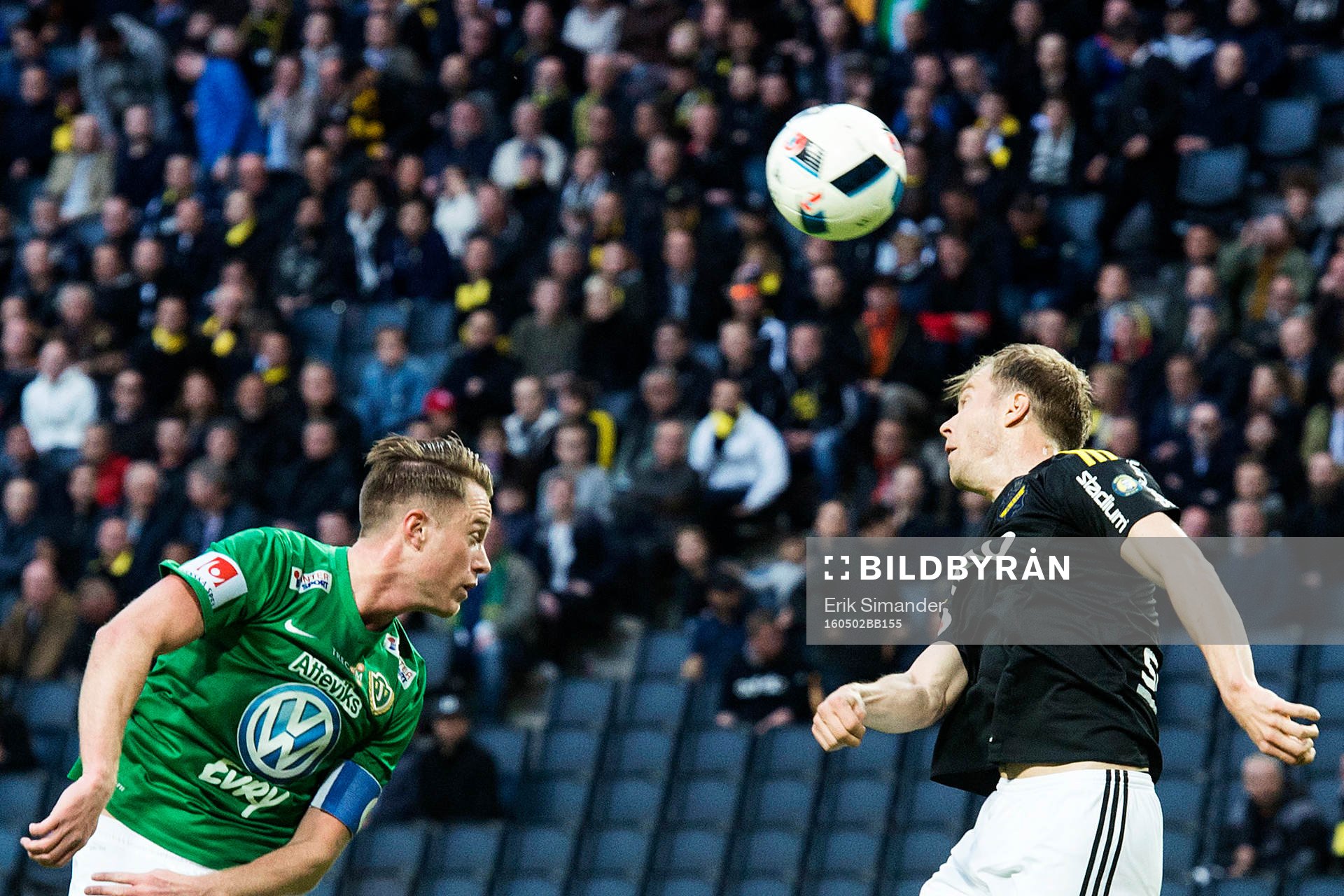 s Per Karlsson och Jönköpings Tommy Thelin i en nickduell