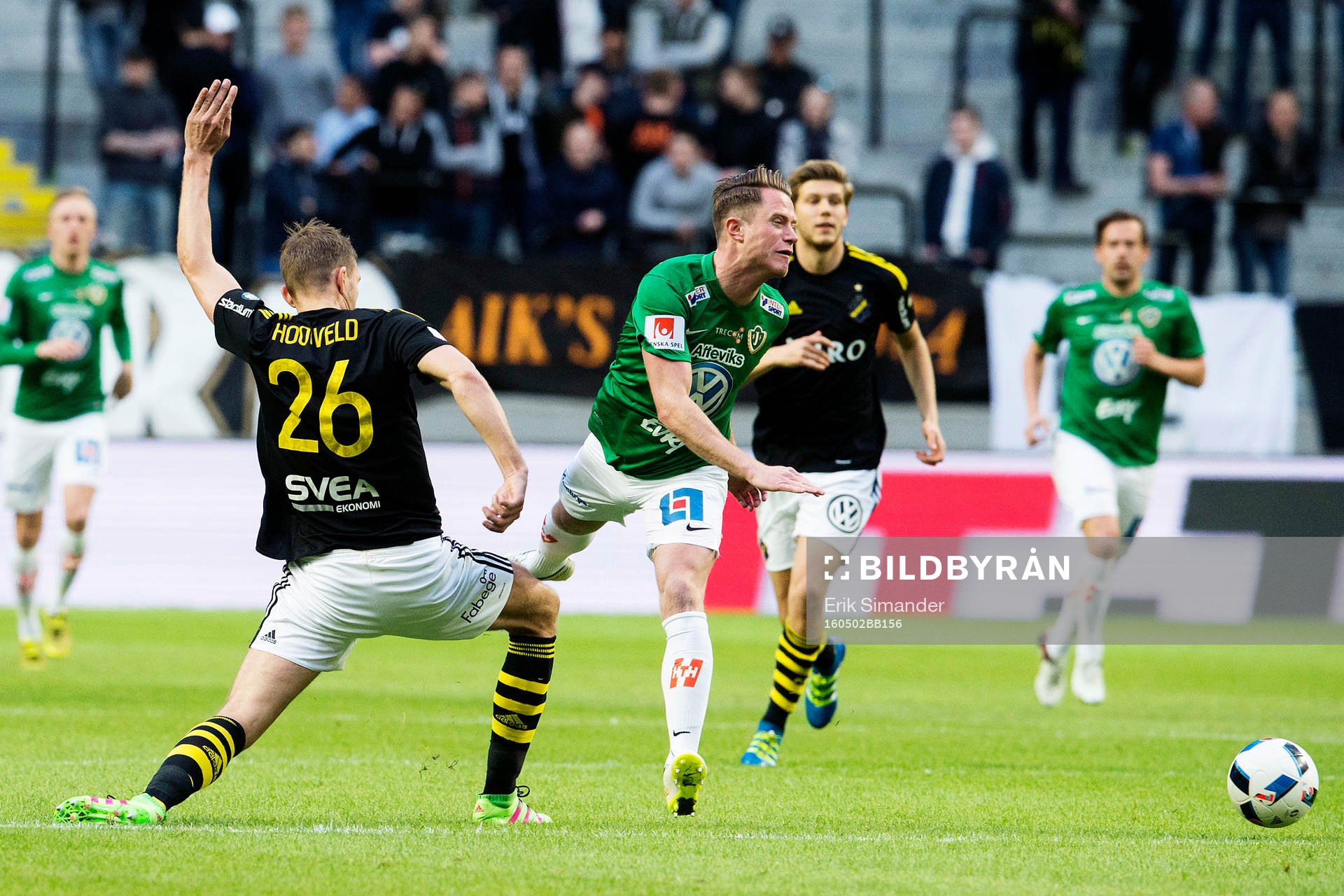 s Jos Hooiveld och Jönköpings Tommy Thelin i en närkamp