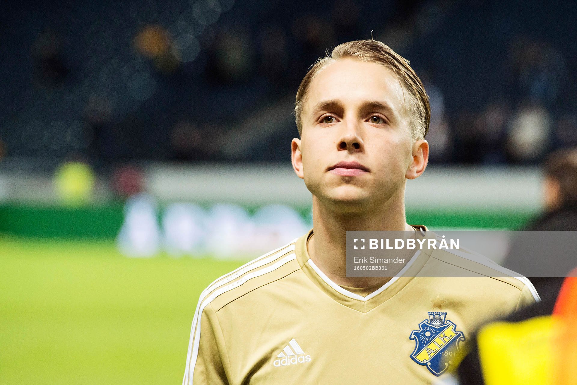 s målvakt Patrik Carlgren deppar fotbollsmatchen i