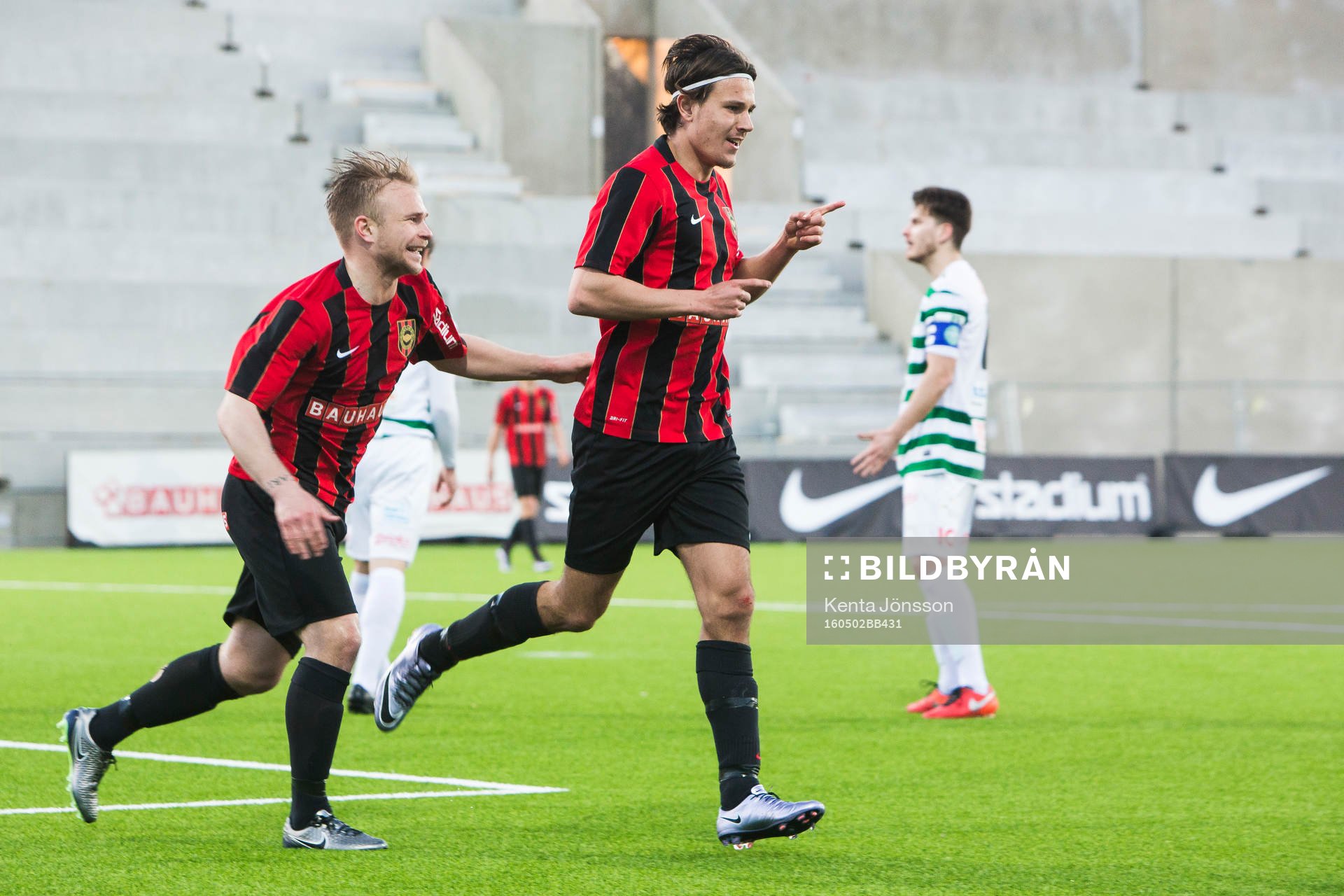 Brommapojkarnas Stefano Vecchia jublar med Christopher