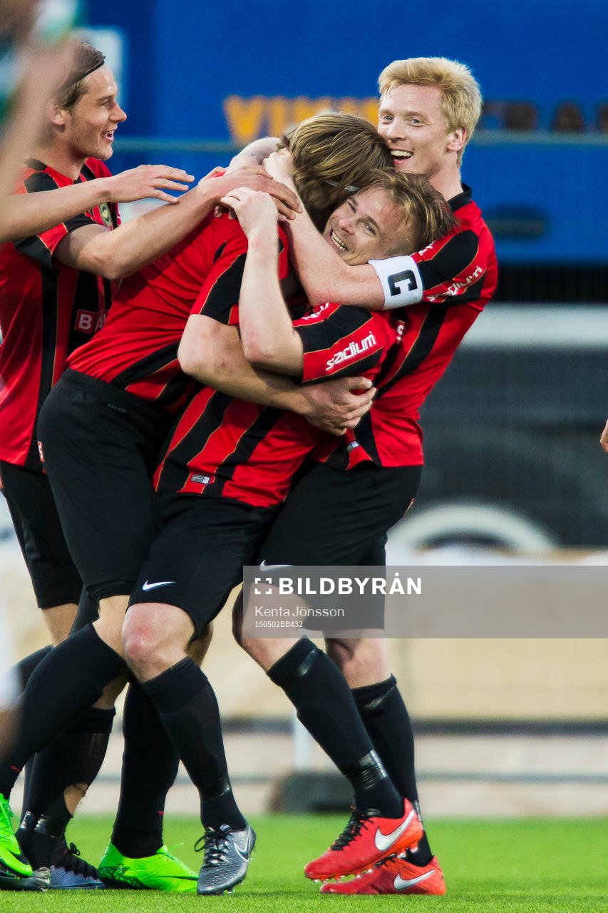 Brommapojkarnas Christopher Brandeborn jublar med Gustav