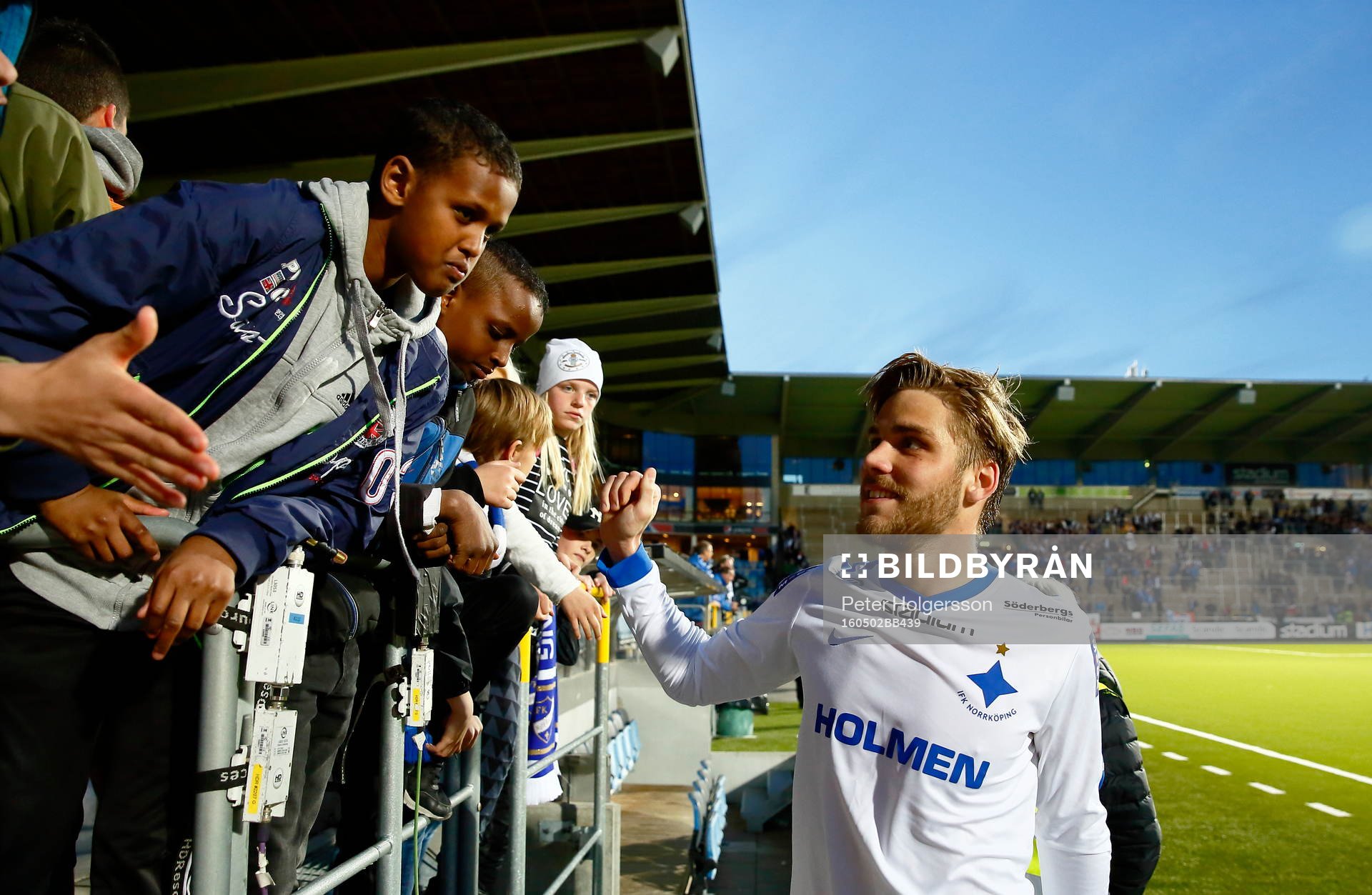 Norrköpings Christoffer Nyman med supportersunder