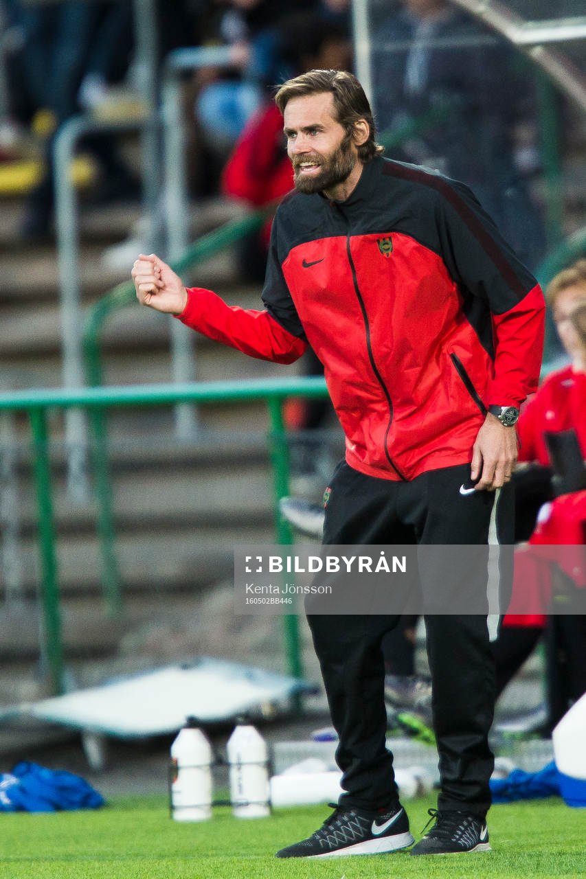 Brommapojkarnas tränare Olof Mellberg i aktion