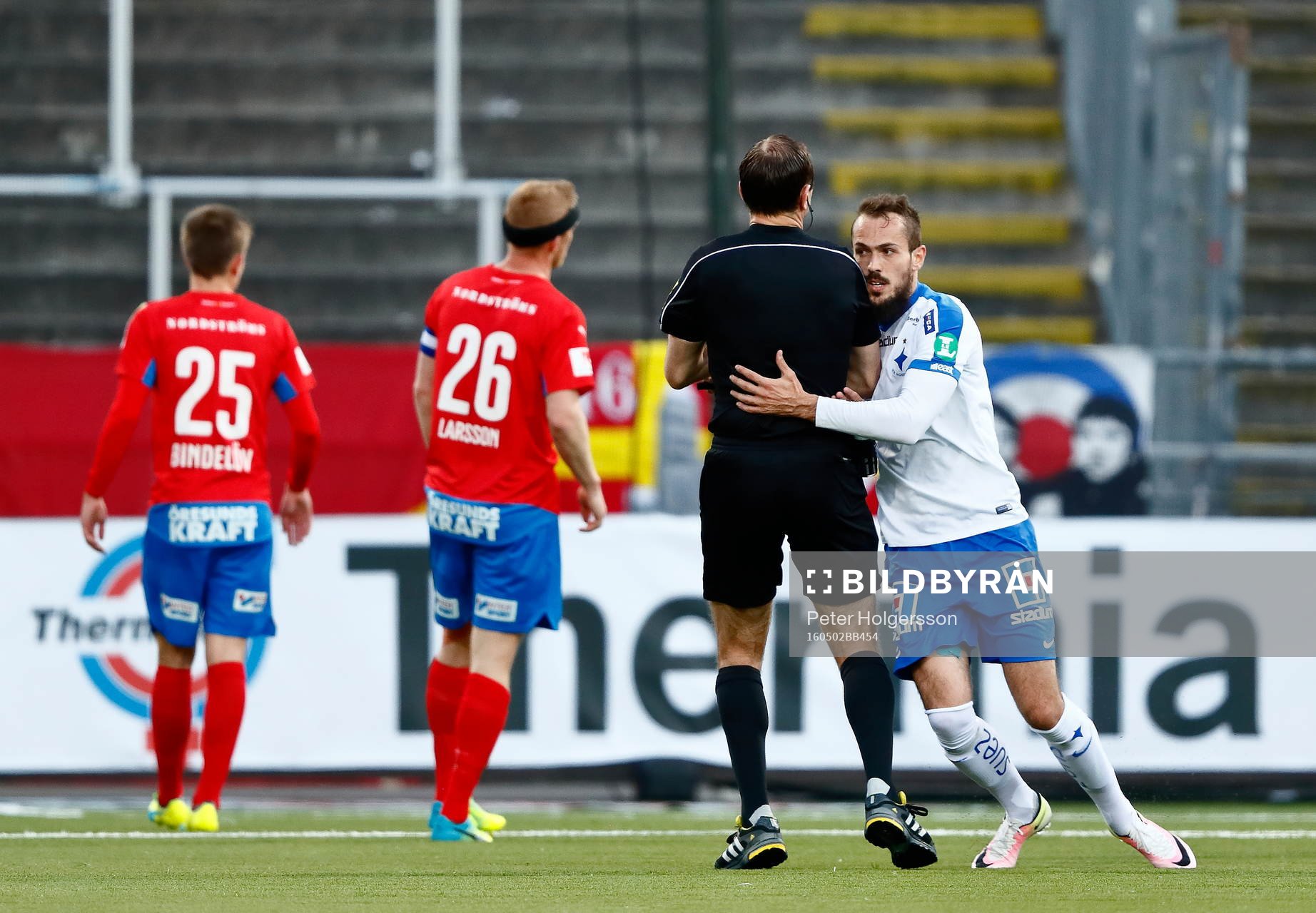 Norrköpings Emir Kujovic jublar förbi domare Jonas