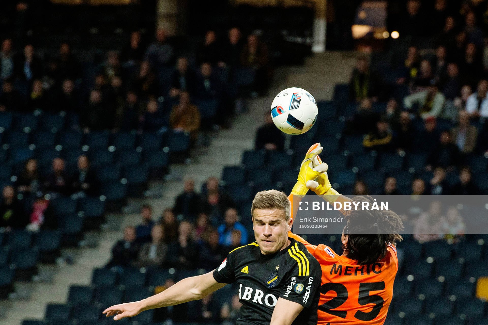 s Eero Markkanen och Jönköpings målvakt Damir Mehic
