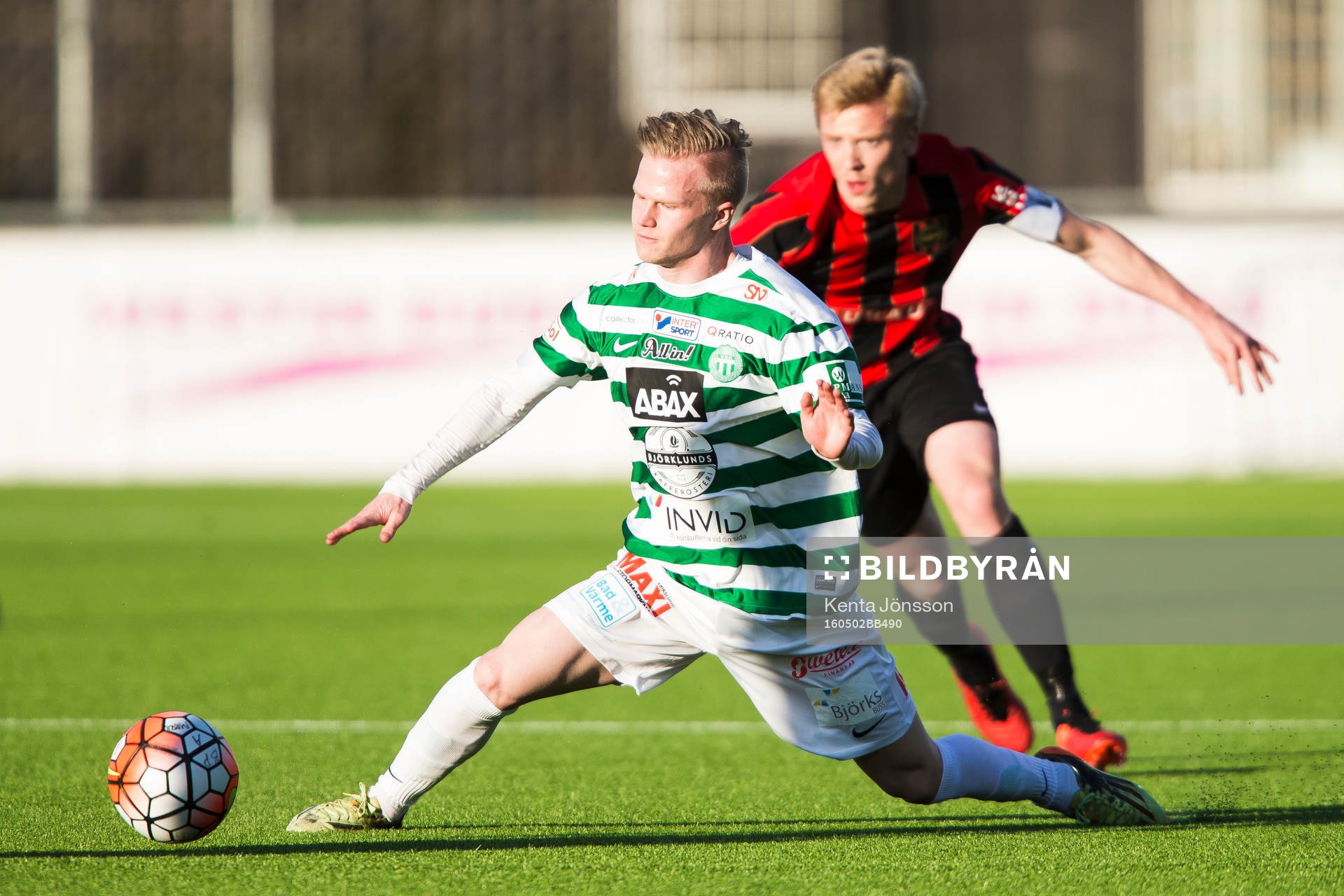 Västerås Linus Sjöberg i kamp om bollen med