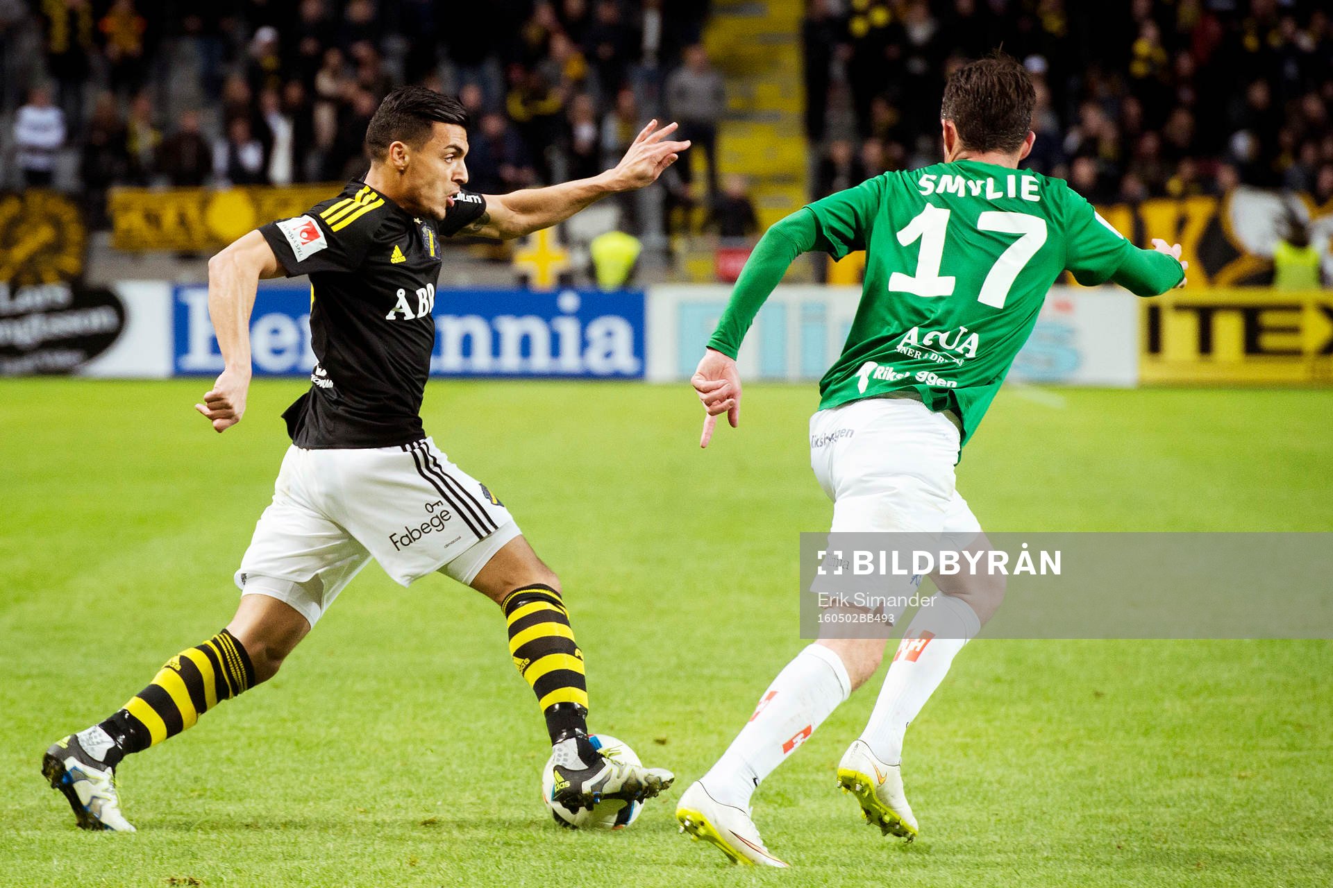 AIK:s Ahmed Yasin med bollen under fotbollsmatchen i Allsvenskan mellan AIK och Jönköping den 2 maj i Stockholm.