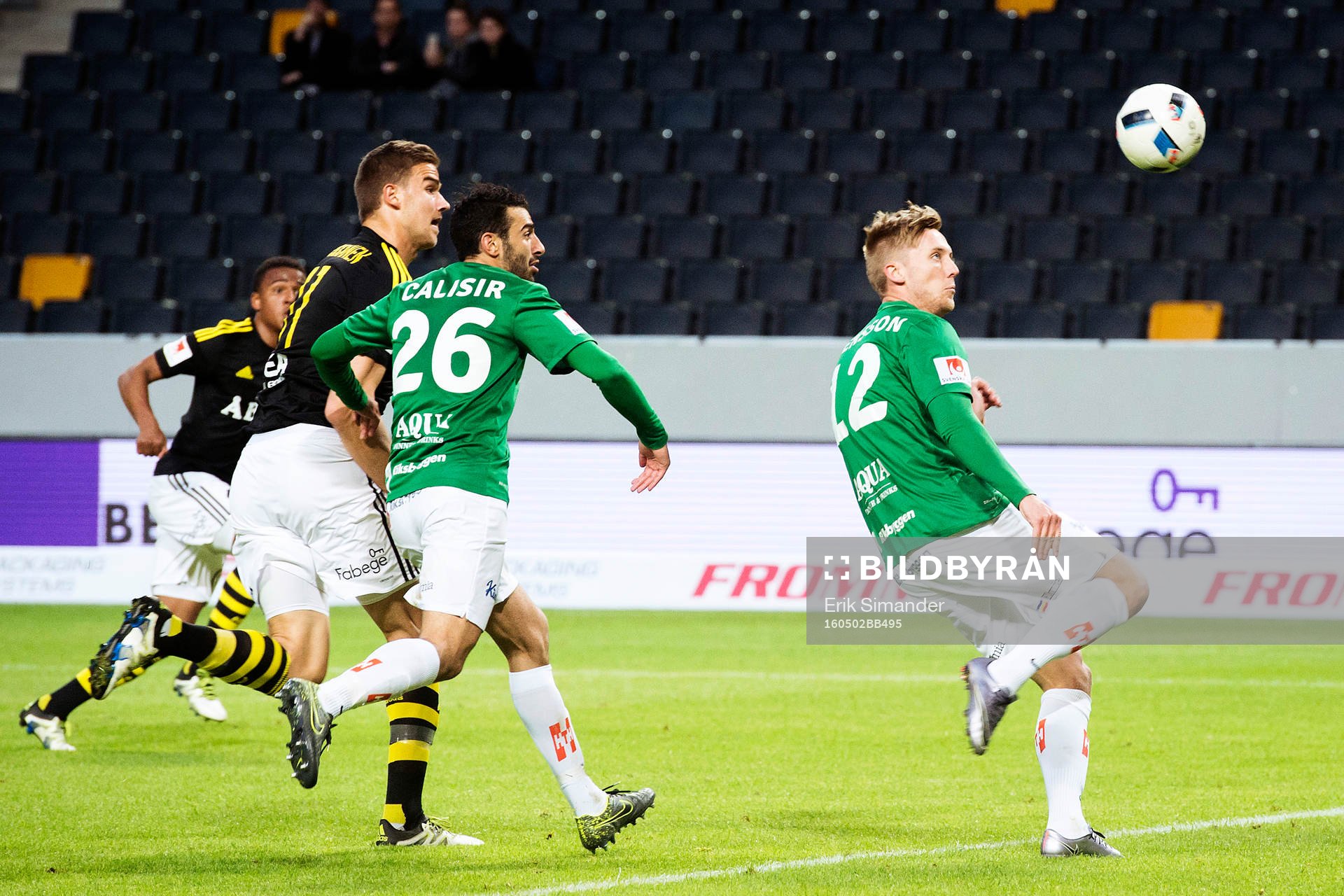 Jönköpings Jesper Svensson har ögonen på bollen