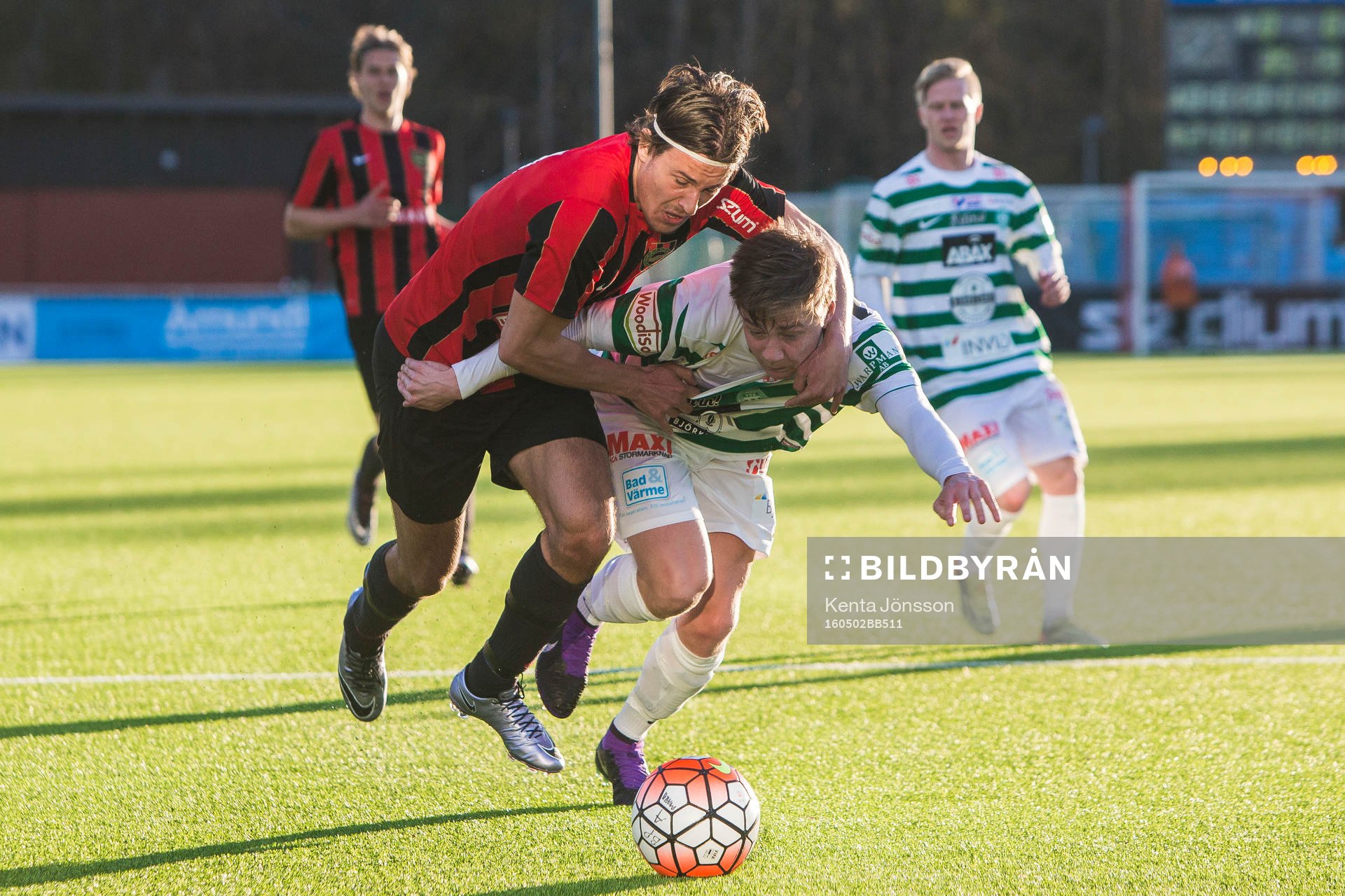 Brommapojkarnas Stefano Vecchia i kamp om bollen med